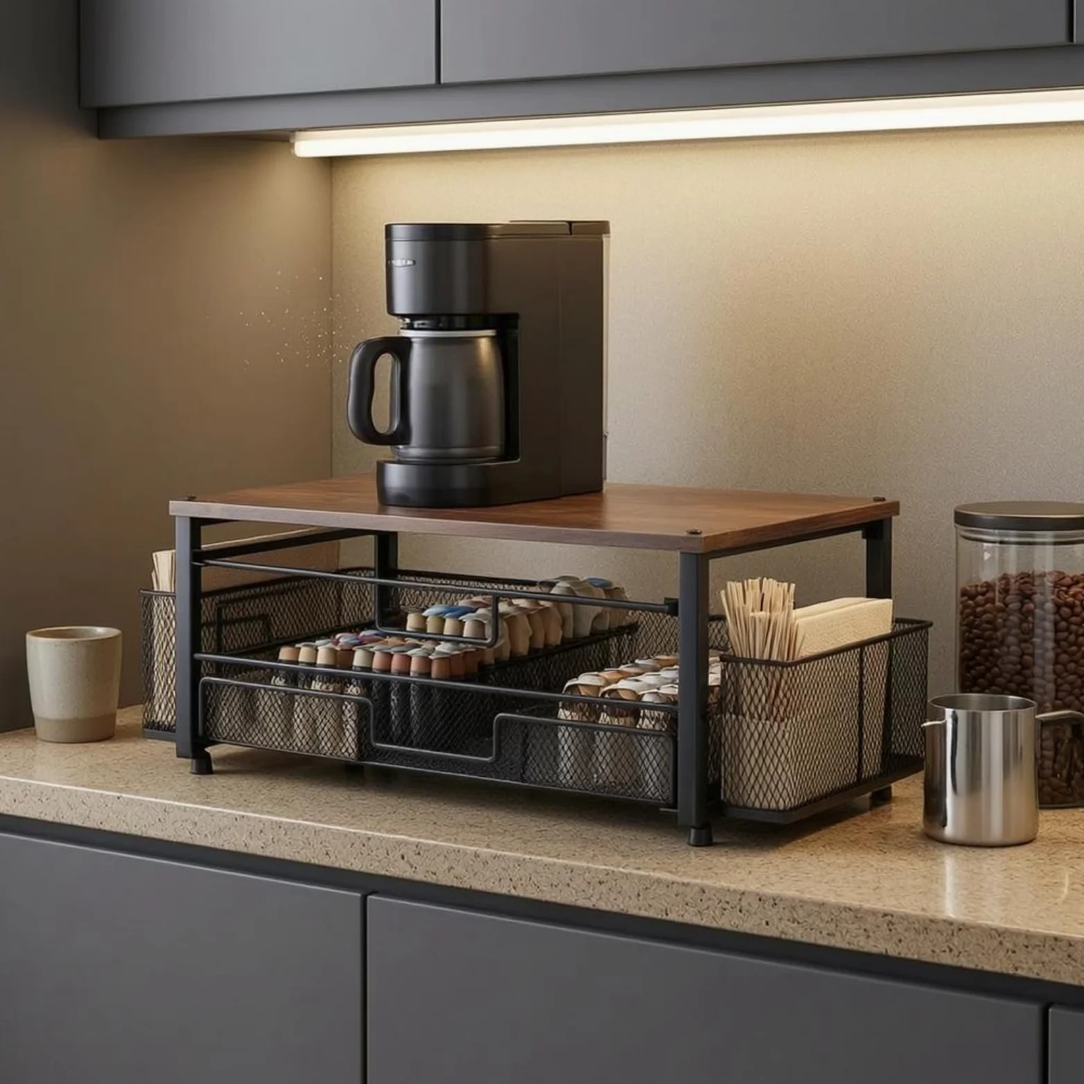 Amagogo Estante para Cápsulas de Café Organizador Soporte Dispensador Bandeja Estructura Compacta para Accesos Rápidos y Visibilidad Adecuado para Cocina, Negro, Cesta Lateral De Plástico