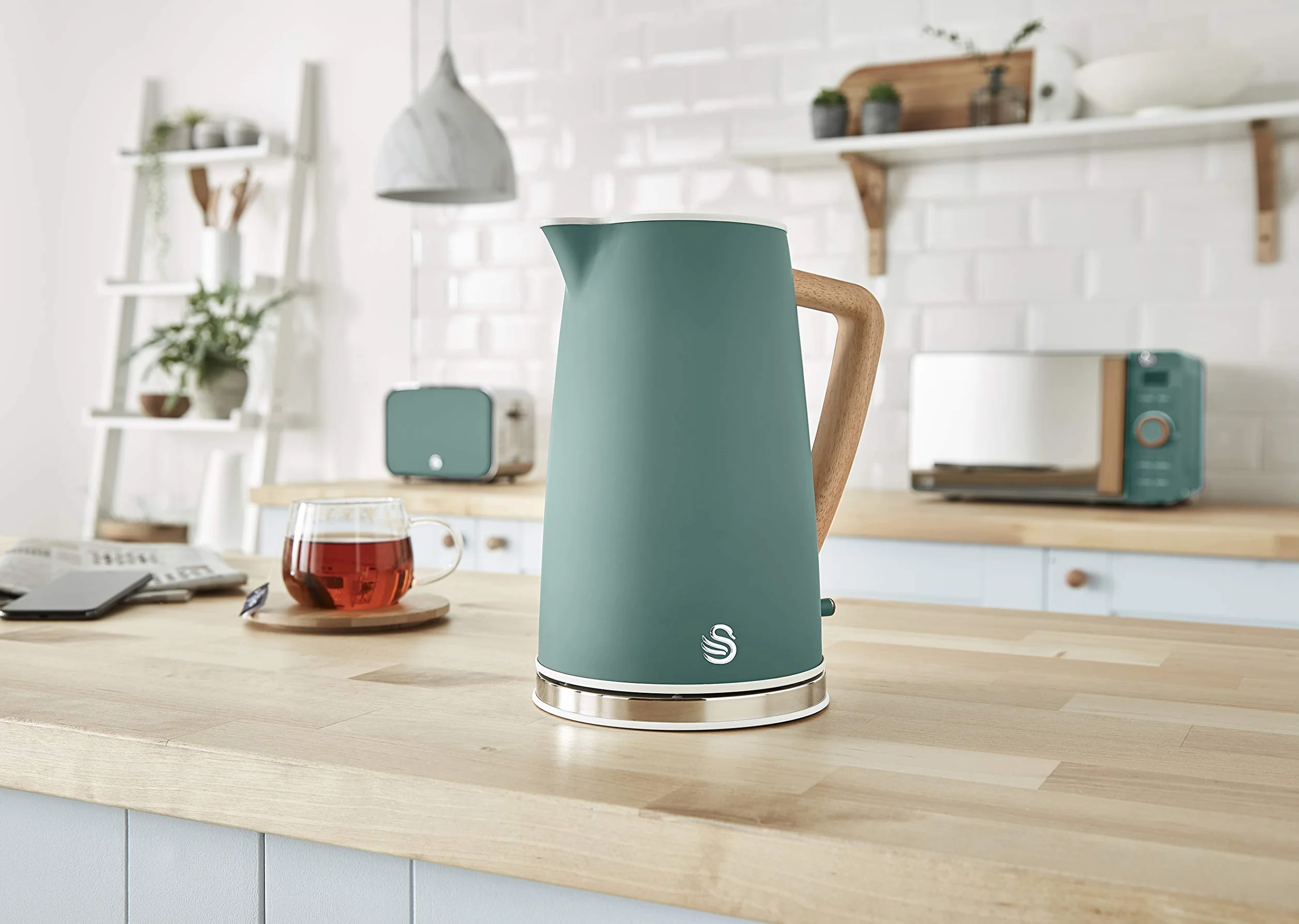 Swan Nordic Set Desayuno Hervidor de agua inalámbrico 1,7L 2200W, Tostadora Pan ranura ancha 2 rebanadas, 3 funciones, diseño moderno, efecto madera, verde