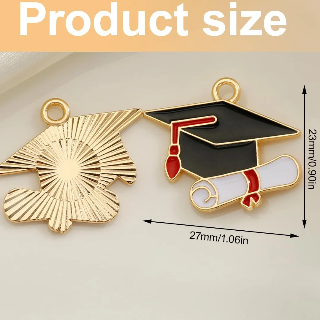 50 colgantes con dijes para fiestas de graduación, color rojo, birrete de graduación y birrete de doctorado.