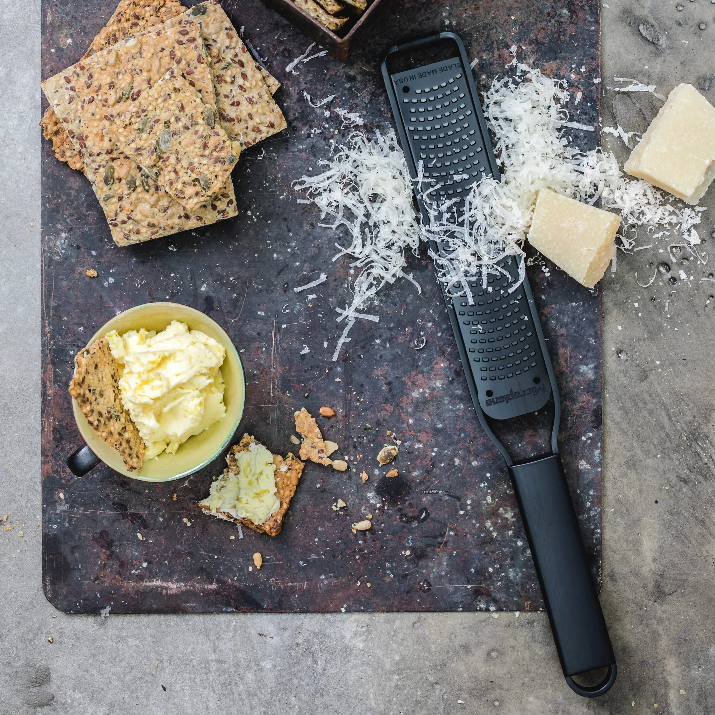 Microplane Zester Rallador de cocina acanalador con hoja de acero inoxidable fabricada en Estados Unidos para cítricos, parmesano, jengibre, chocolate y nuez moscada de la serie Black Sheep