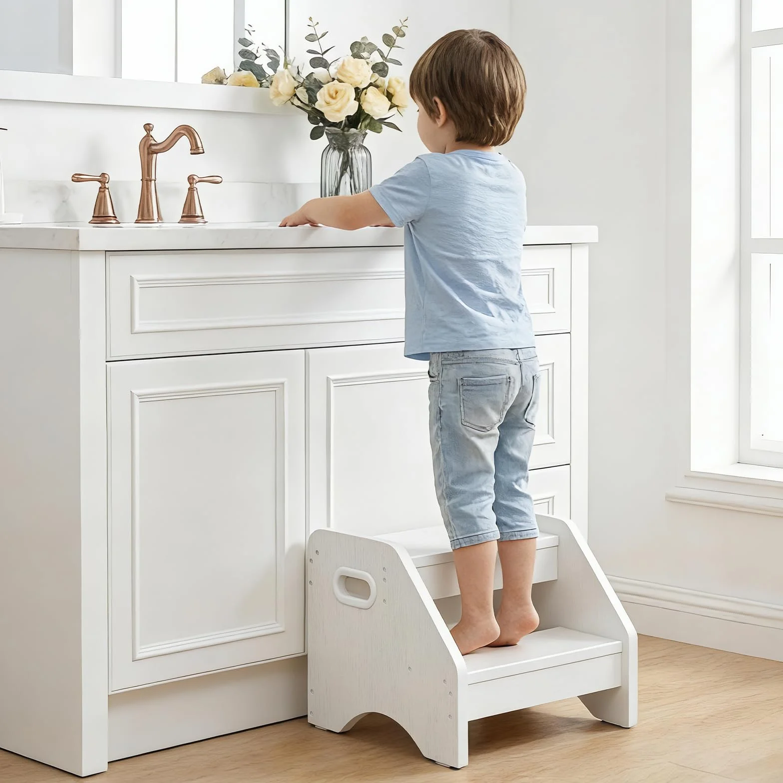 HOOBRO Taburete para Niños de 2 Peldaños en Forma de Trapecio, Asas y Alfombrillas Antideslizantes, Taburete Infantil, Carga 30 kg, para Niños de 3 a 8 años, para Salón, Dormitorio, Blanco EWT28JD01
