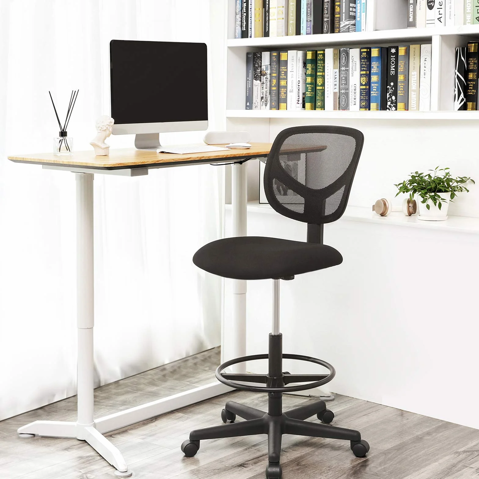 SONGMICS Silla de Malla Giratoria, Altura y Reposapiés Regulables, Silla de Dibujo Ergonómica, Silla de Oficina sin Reposabrazos, Asiento de Tela, Carga máxima de 120 kg, Negro OBN15BK