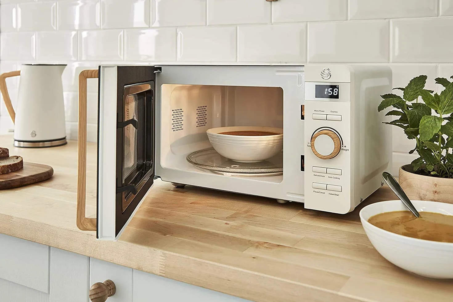 Swan Horno microondas digital nórdico de 20 L, 6 niveles de potencia, 800 W de potencia, temporizador de 60 minutos, blanco mate