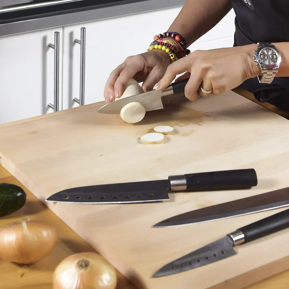 Cecotec Set de cuchillos multiusos Santoku. Filo de grosor de 2mm - Cuchillo picador y para trinchar de chef - Presentación en Estuche