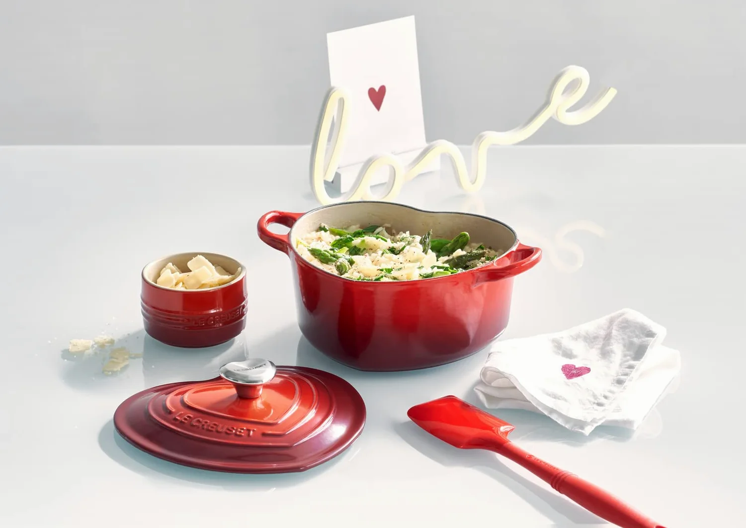 Le Creuset Cocotte corazón de hierro fundido con pomo en forma de corazón, 20 cm, Cereza, 21401200602455