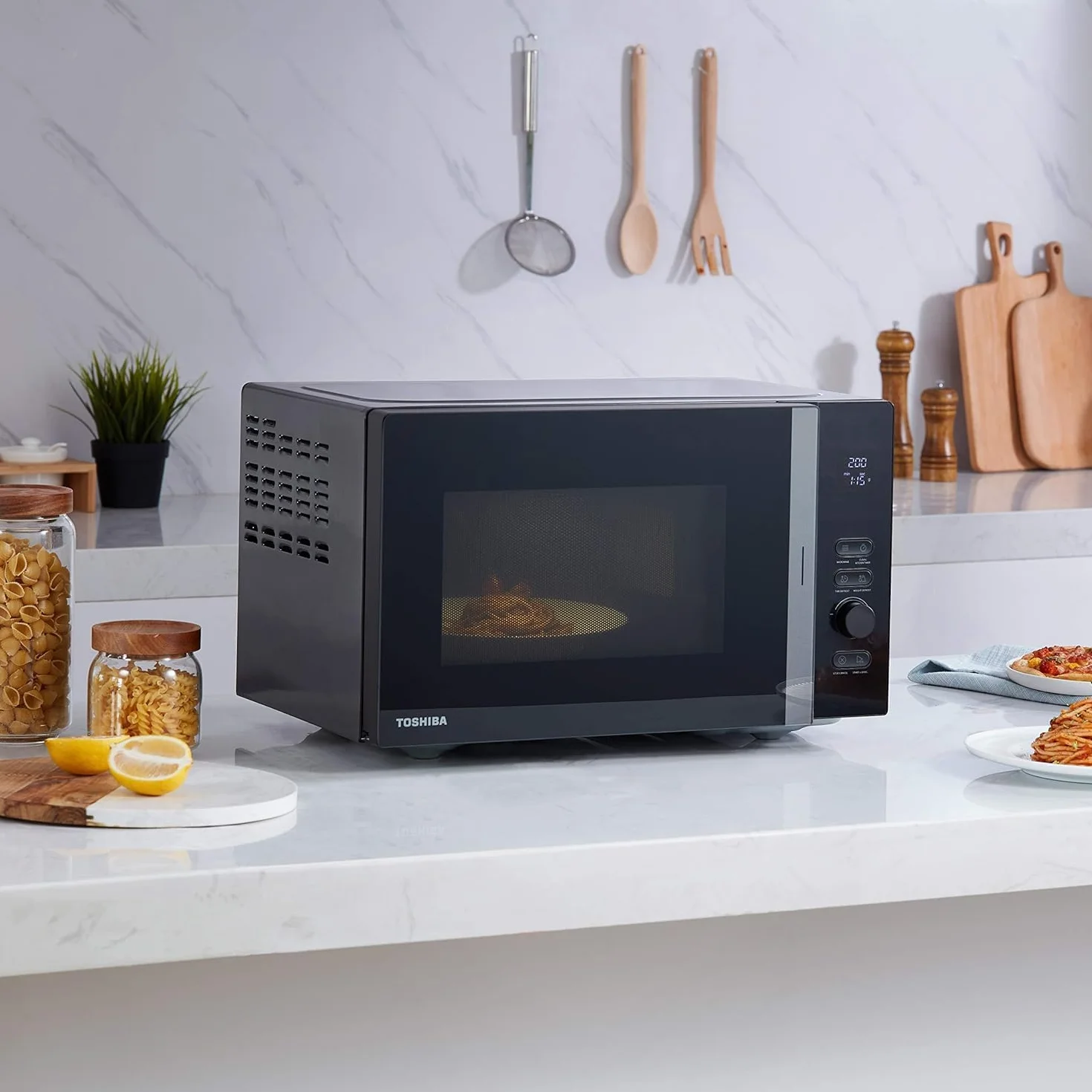 Toshiba MV-AM20T(BK) Microondas, 20 l, 800 W, 5 niveles de potencia, 12 programas, esmalte interior, fácil de limpiar, función de descongelación, plato giratorio de cristal (24,5 cm), negro