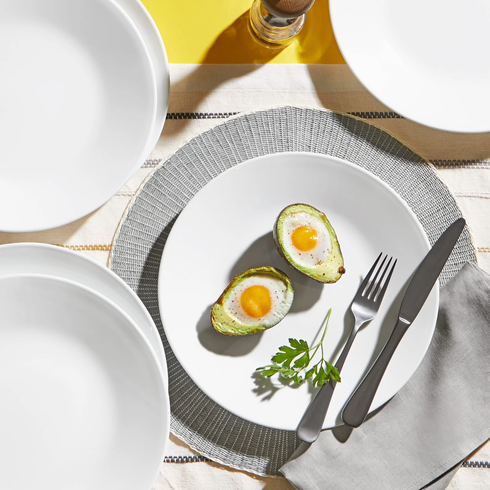 Corelle Winter Frost juego de vajilla 12 piezas para 4 personas, resistente Vitrelle vidrio ultrarresistente, microondas, horno, congelador y lavavajillas, diseño festivo blanco