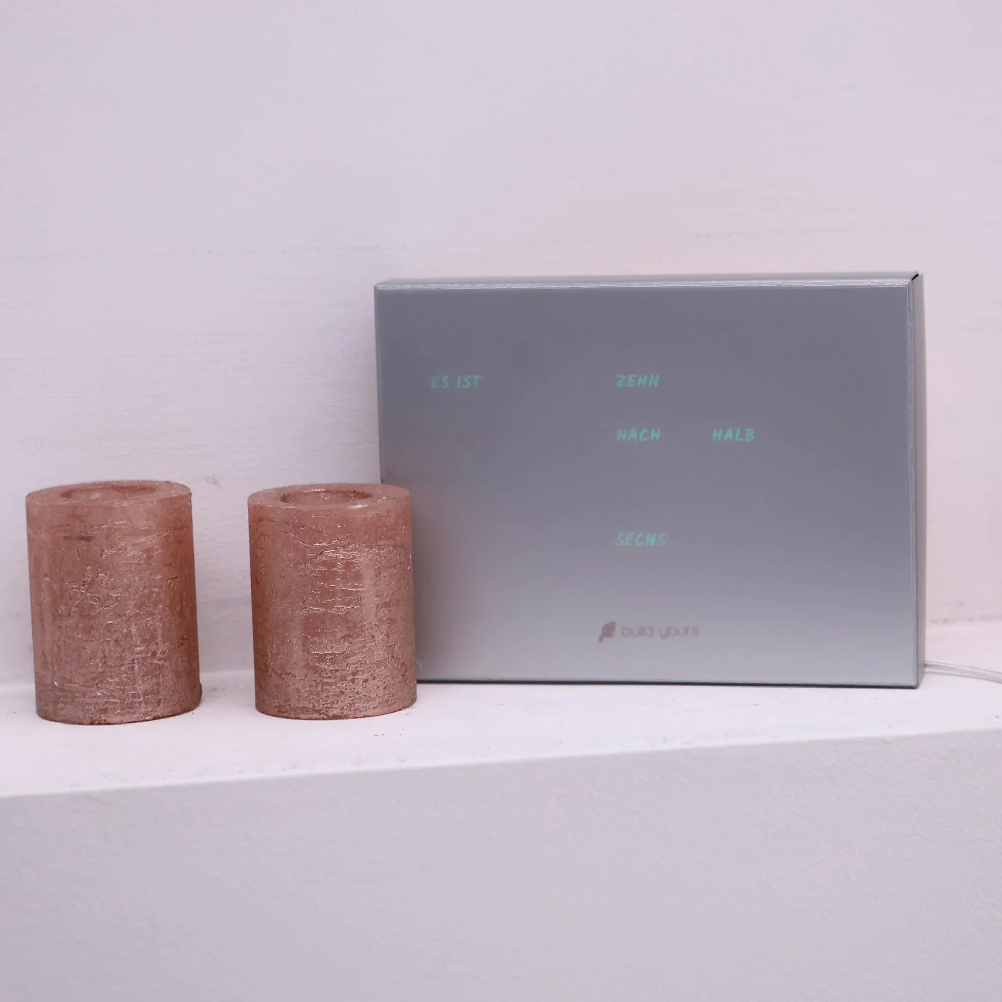 BoxClock Plain Gray - Reloj de mesa digital con pantalla LED, WiFi y soporte ajustable, reloj delgado para oficina, hogar y decoración moderna