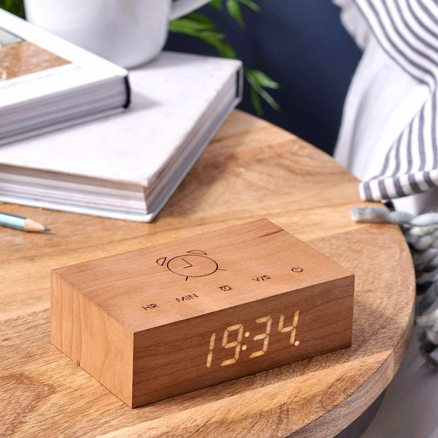 Gingko - Reloj Despertador LED Flip Click Clock, con activación al Sonido y una Nueva tecnología Flip, Recargable, con Controles táctiles Grabados con láser, Varios Acabados de Madera