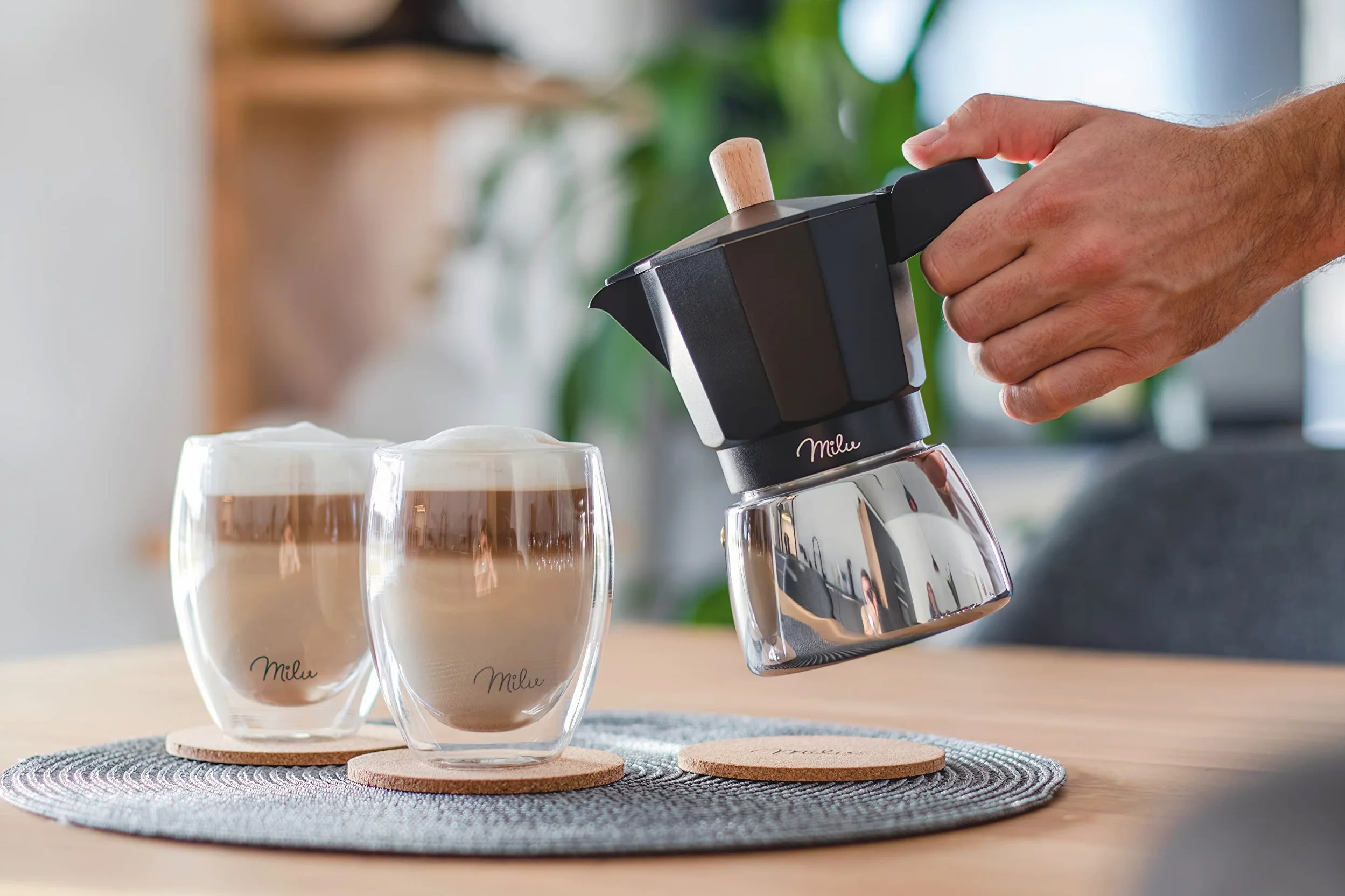 Milu Cafetera Italiana inducción | 3, 6, 9 Tazas | Cafetera Moka de Aluminio, Expresso Maker - Set comprensivo di sottobicchiere, cucchiaio, spazzola (Negro + Mango de madera, 3 tazas (150ml)
