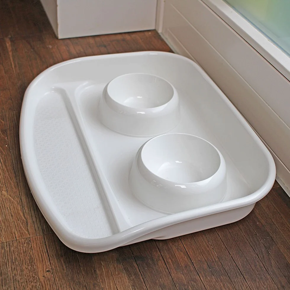 Ferplast Bandeja con Cuencos para Perros y Gatos Lindo Doble comedero para Animales, Base de plástico Resistente, Pies Antideslizantes, Dos Cuencos de 0,6 l incluidos, 44,5 x 34 x h 7 cm Rojo