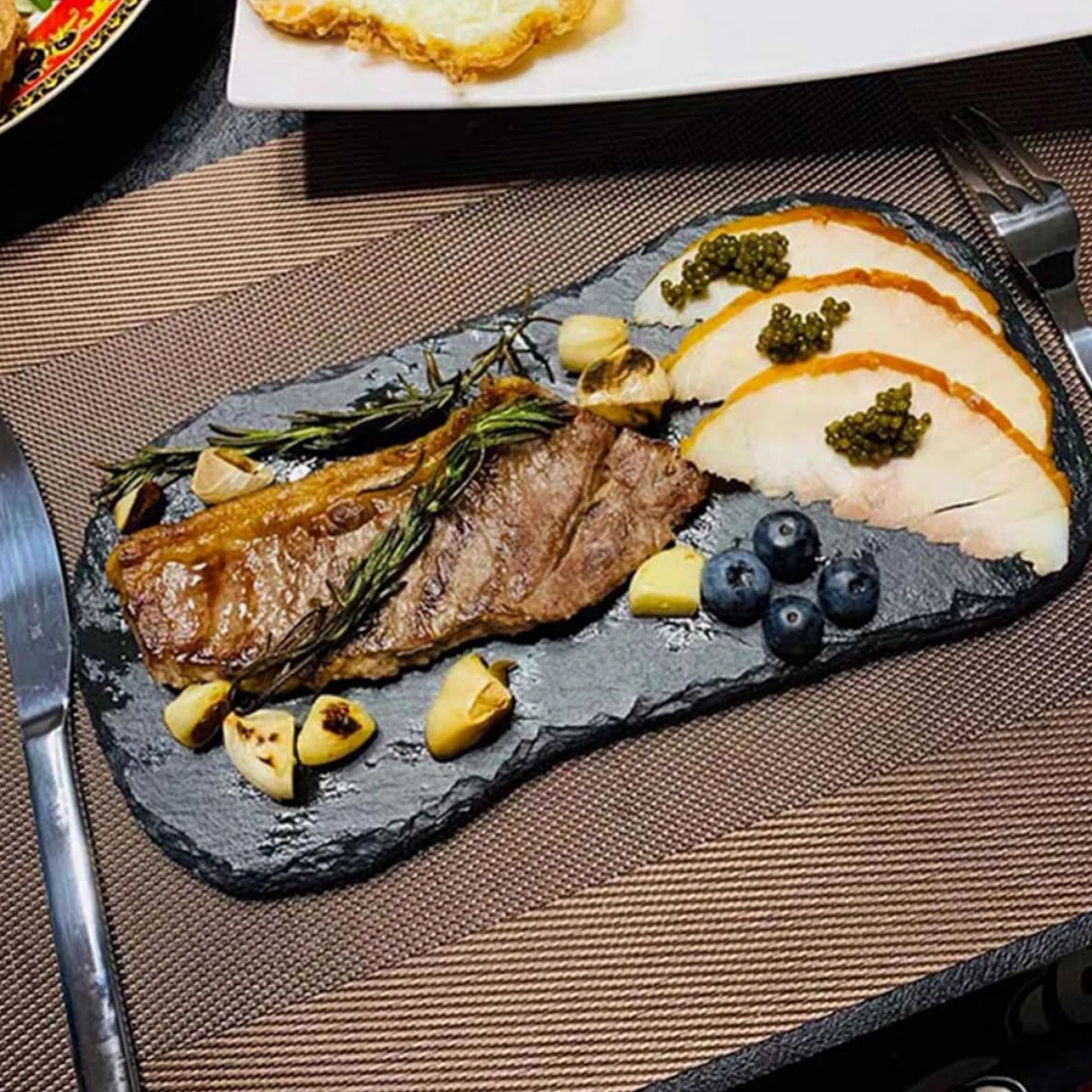 Plato en Forma de Riñón Negro para Servir de Pizarra | Bandeja Natural, Uso en Casa o Restaurante, para Invitados y Ocasiones de Inauguración