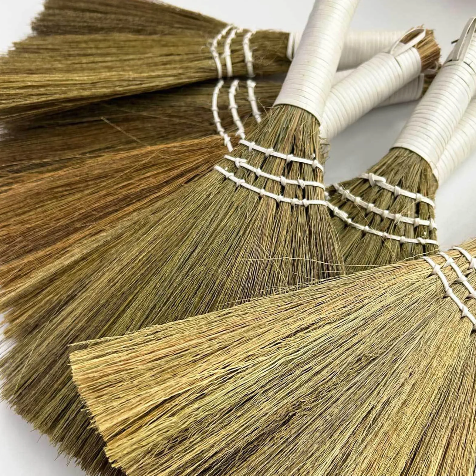 1 escoba de paja de arroz, mini escoba de jardín, hecha a mano, de bambú natural, escoba de paja vietnamita, cepillo para el polvo, limpiador para muebles del hogar, coche (pequeño)