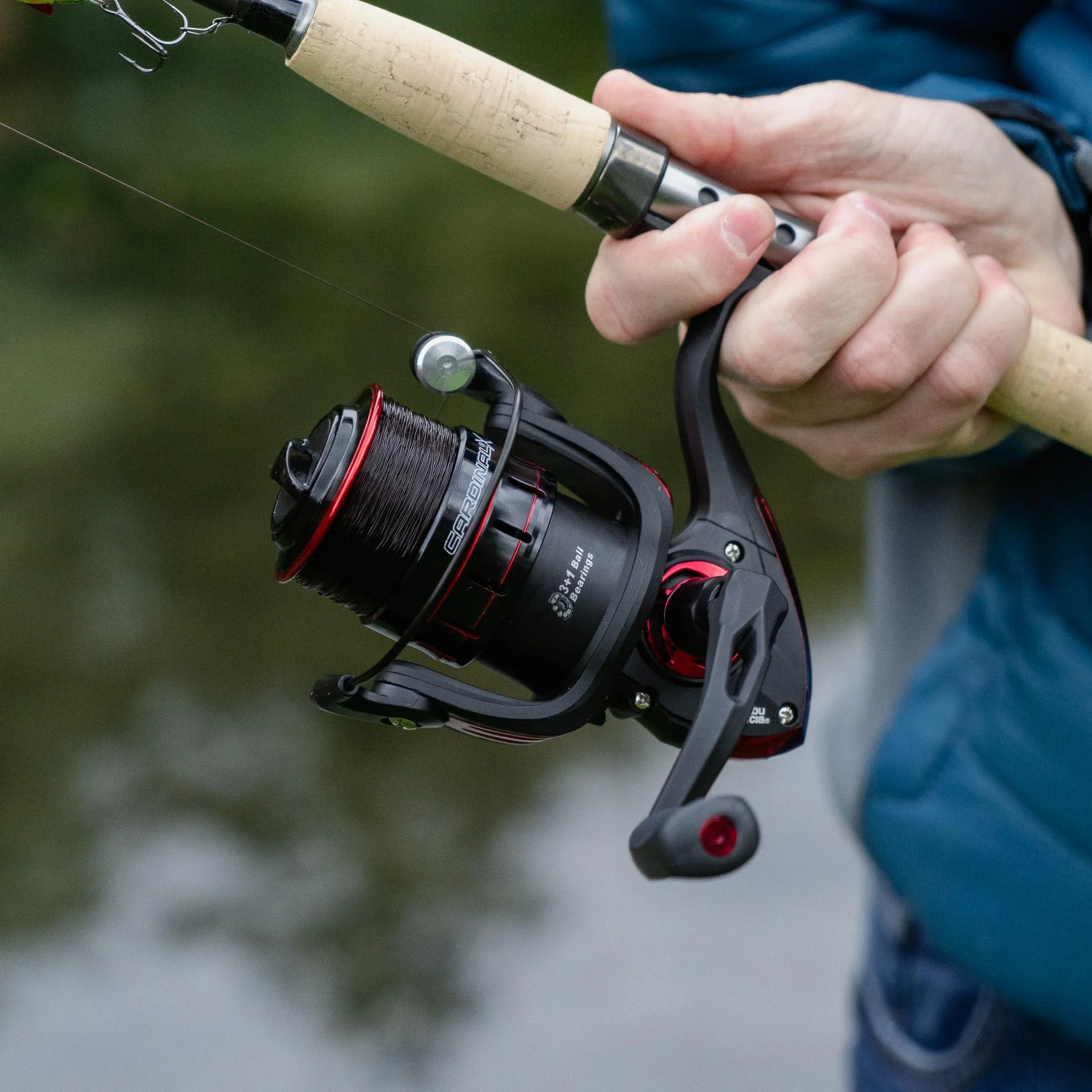Abu Garcia Cardinal X - Carrete Giratorio Completo, Carrete de Agua Dulce para Pesca de señuelo depredador, Trucha, Perca, Lucio, salmón, Robusto y Ligero, Aluminio Negro y Rojo, Varios tamaños