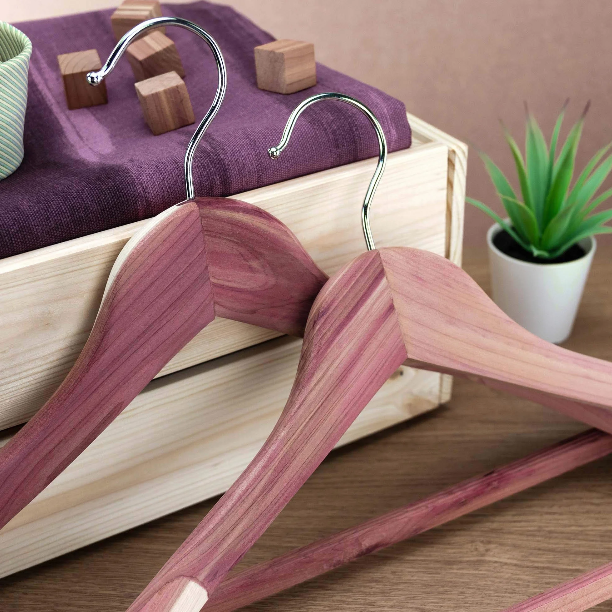 Hangerworld 3 Perchas Traje 45cm Madera de Cedro Antipolilla Hombreras Anchas Barra Antideslizante