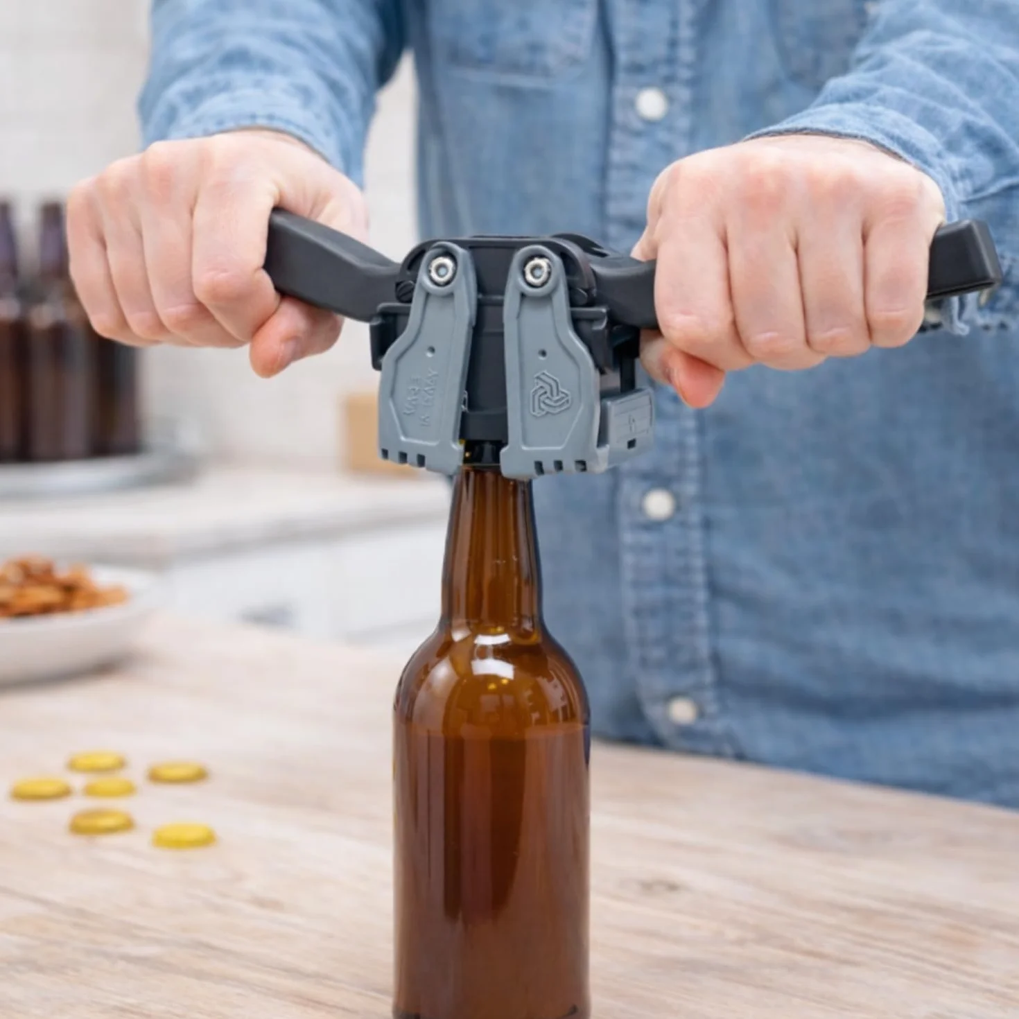 VIRSUS 1 TAPADORA DE CÁPSULAS Manual con 2 PALANCAS Kelly para Tapones DE Corona DE 26 MM DE DIÁMETRO, para Botellas DE Vino, Cerveza Ferrari + 100 Tapones DE Corona DE 26 MM DE DIÁMETRO.