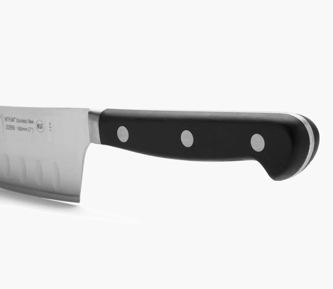 Arcos Cuchillo Santoku Acero Inoxidable Nitrum y Hoja 190 mm. Mango ergonómico polioximetileno POM. Diseño clásico y acabado redondeado gran belleza yolidez. Serie Opera. Color negro.