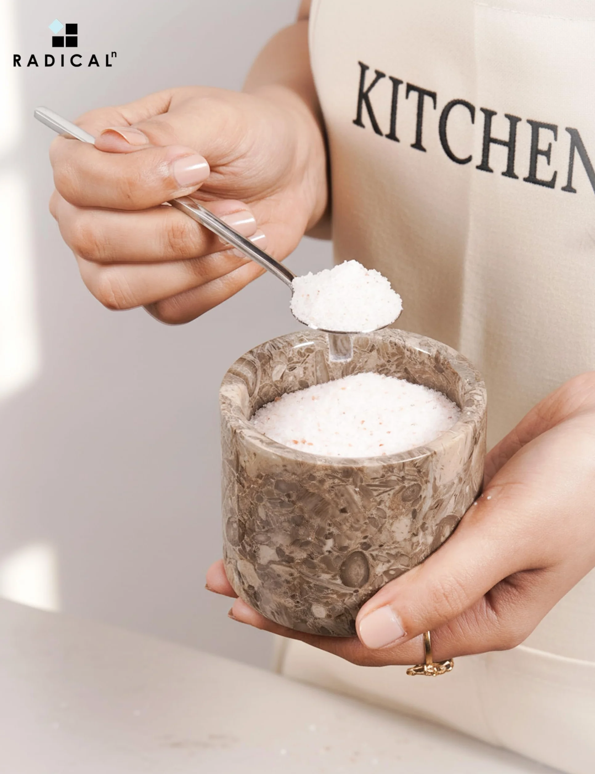 Radicaln Bodega de sal de mármol con tapa y bandeja de 7,6 cm, pulgadas Oceanic & Verona, juego de 2 tarros de condimentos hechos a mano para almacenamiento de cocina
