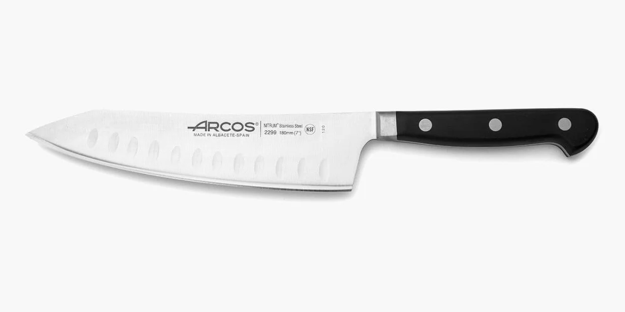 Arcos Cuchillo Santoku Acero Inoxidable Nitrum y Hoja 190 mm. Mango ergonómico polioximetileno POM. Diseño clásico y acabado redondeado gran belleza yolidez. Serie Opera. Color negro.