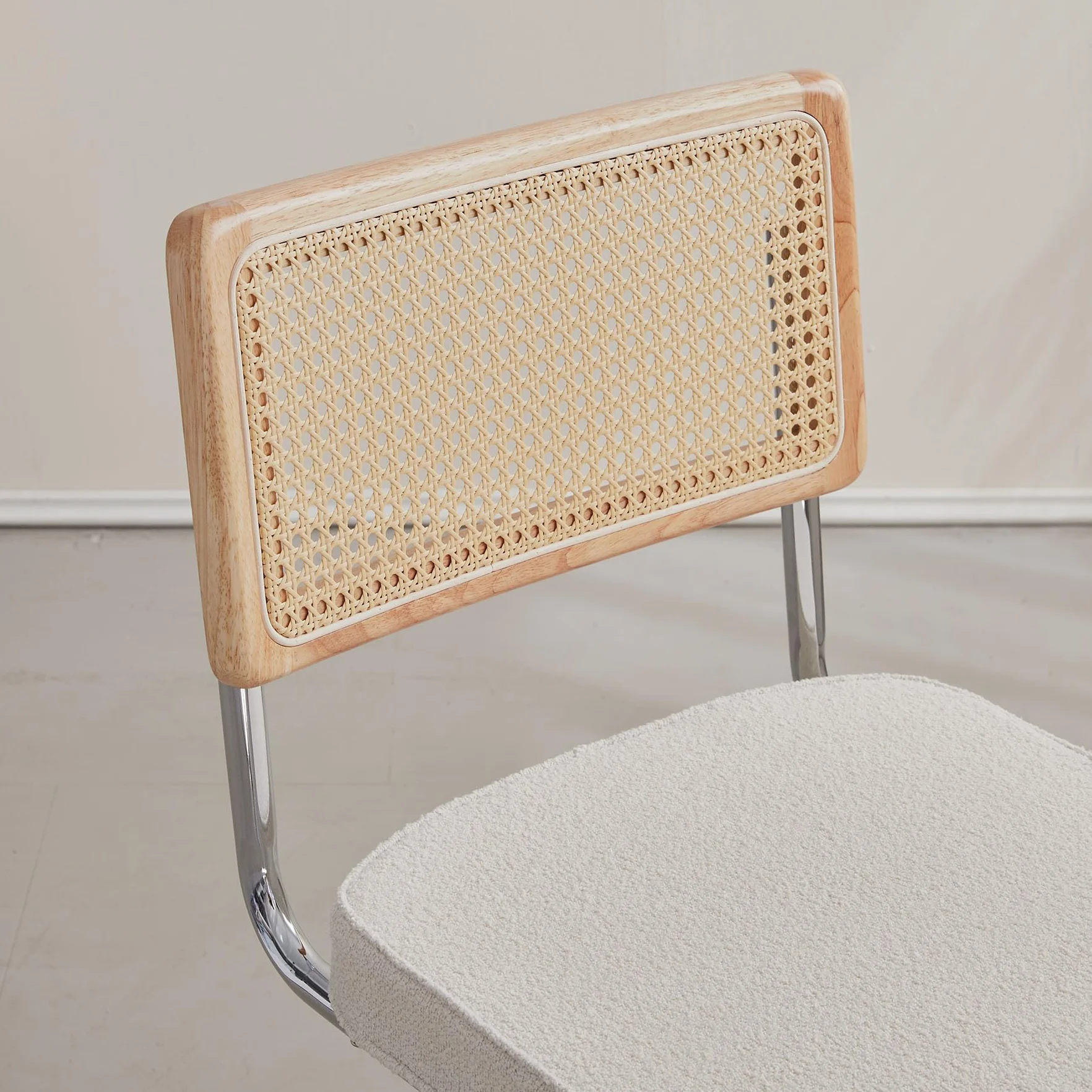 Pack 4 Sillas de Comedor Estilo Nórdico Silla Escandinava; Sillas de Cocina Modernas con Respaldo de Madera Maciza de Ratán y Asiento Tapizado (Blanco Polar)
