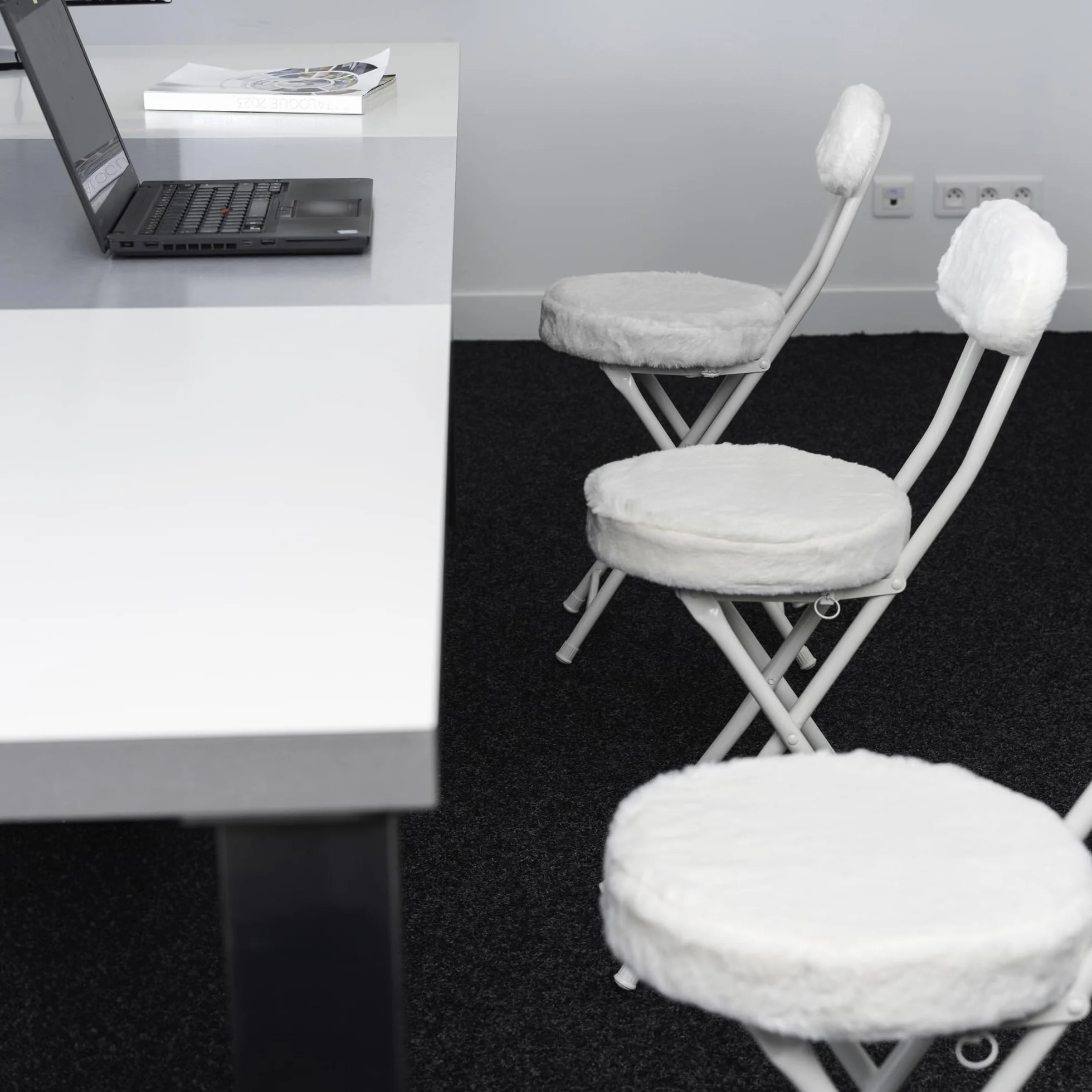 MEUBLE Cosy Juego de 4 Sillas Plegable Taburete con Respaldo y Reposapiés Tapizados de Piel, Estructura de Metal, Blanco