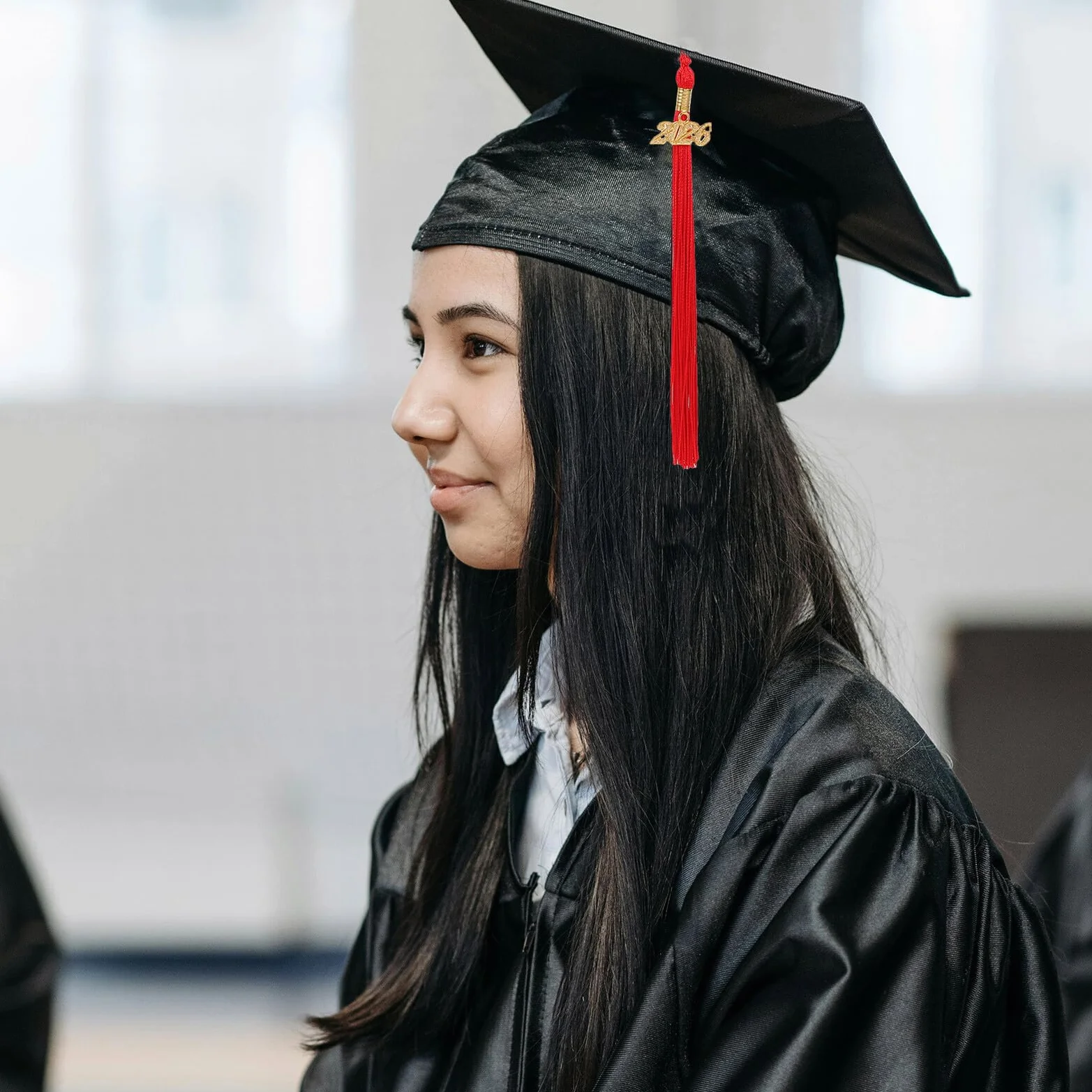 CALLARON 12 Piezas Borla para Birrete de Graduación Roja 2026 con Dije Decorativo, Material de Poliéster y Aleación de Zinc, Accesorio Reemplazable para Temporada de Graduación