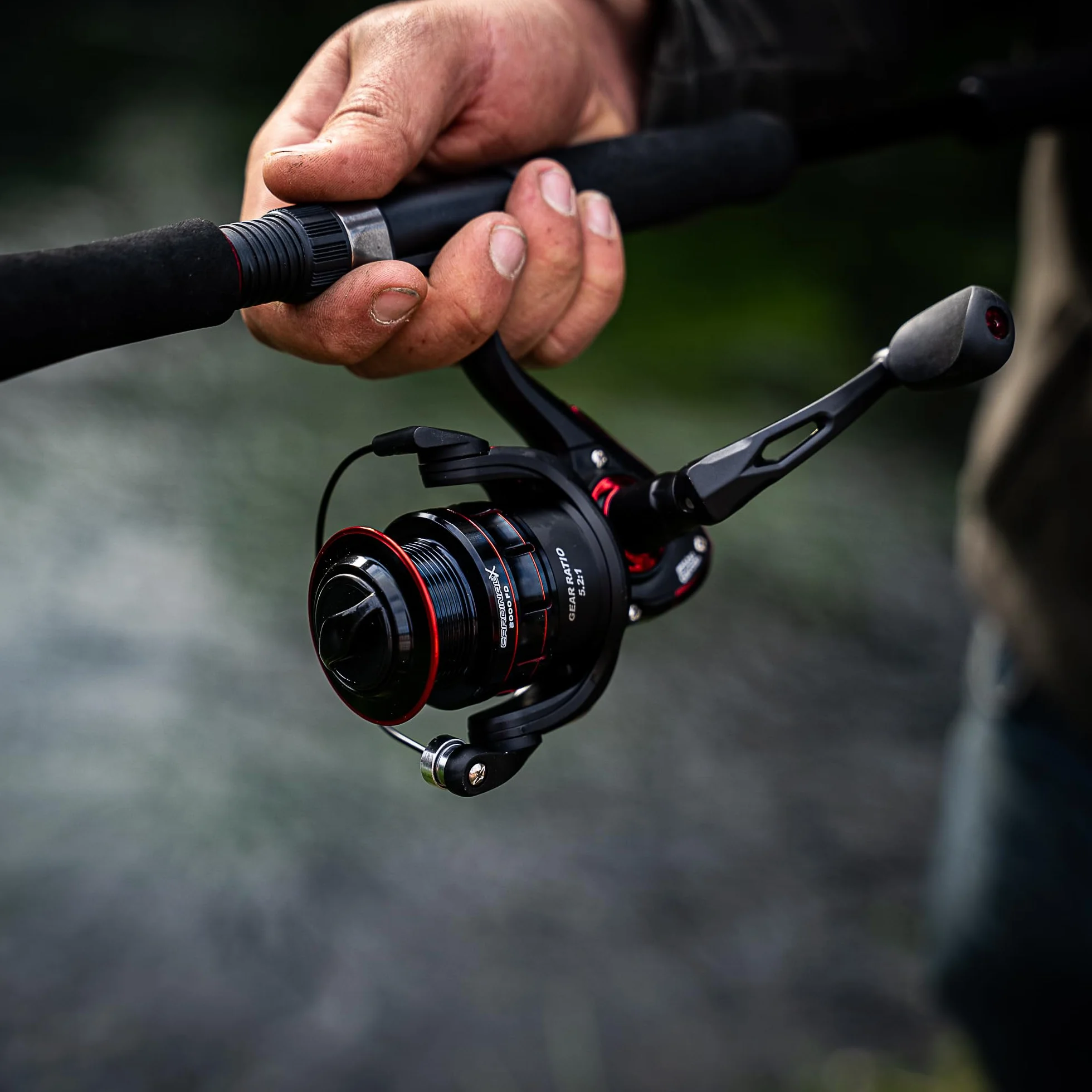 Abu Garcia Cardinal X - Carrete Giratorio Completo, Carrete de Agua Dulce para Pesca de señuelo depredador, Trucha, Perca, Lucio, salmón, Robusto y Ligero, Aluminio Negro y Rojo, Varios tamaños