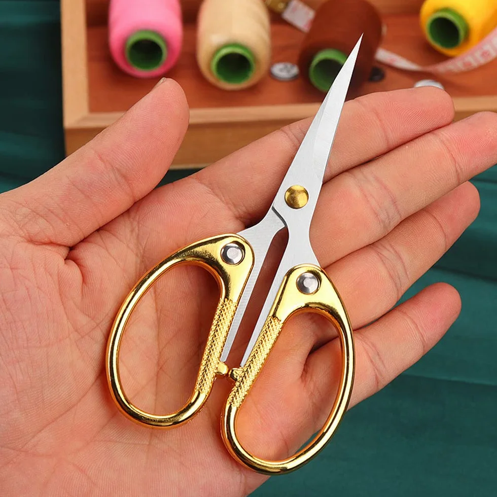 Tijeras de bordado de acero inoxidable de 4.5 pulgadas con punta curvada para coser, tijeras pequeñas afiladas para manualidades, manualidades, herramientas de costura y uso diario, color dorado