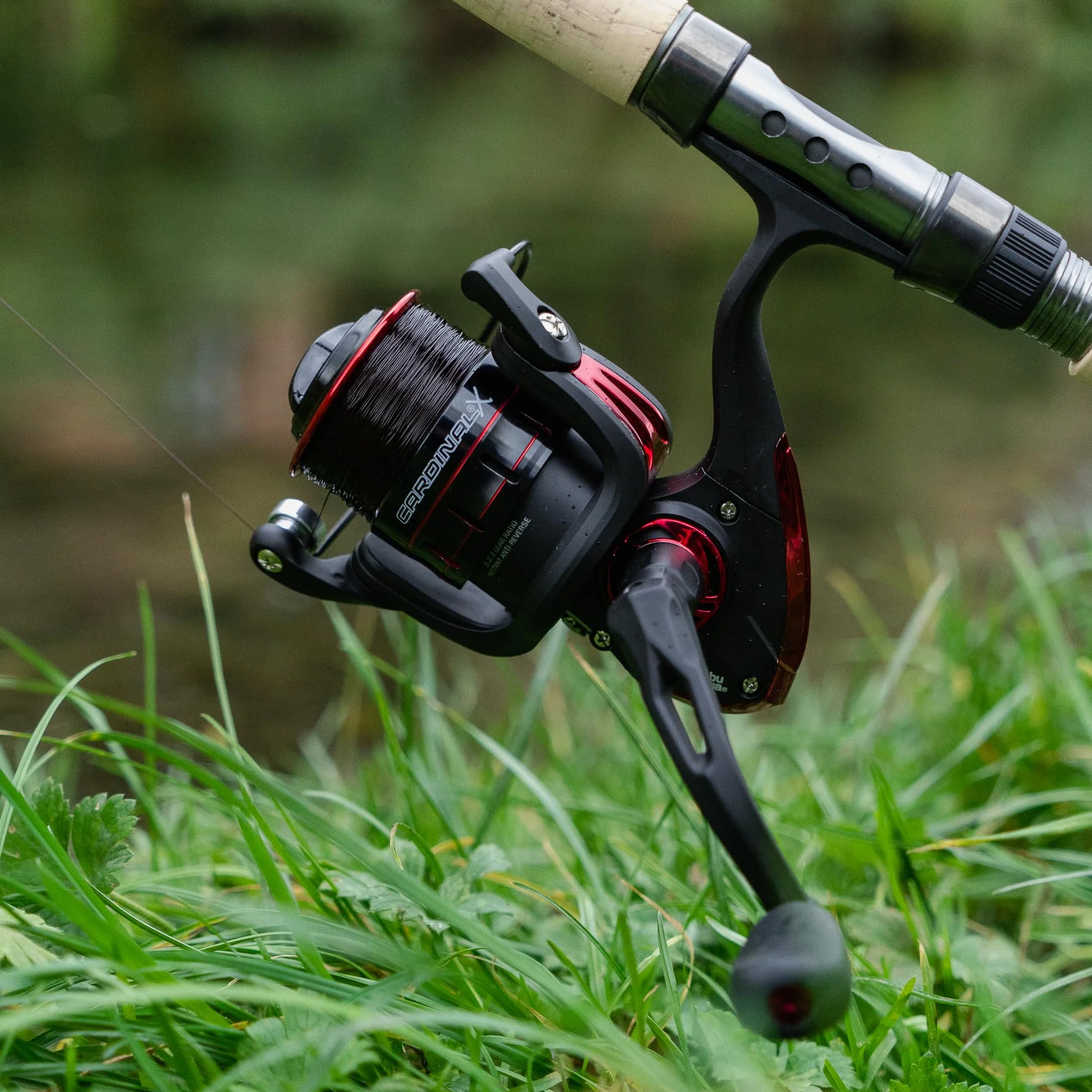 Abu Garcia Cardinal X - Carrete Giratorio Completo, Carrete de Agua Dulce para Pesca de señuelo depredador, Trucha, Perca, Lucio, salmón, Robusto y Ligero, Aluminio Negro y Rojo, Varios tamaños