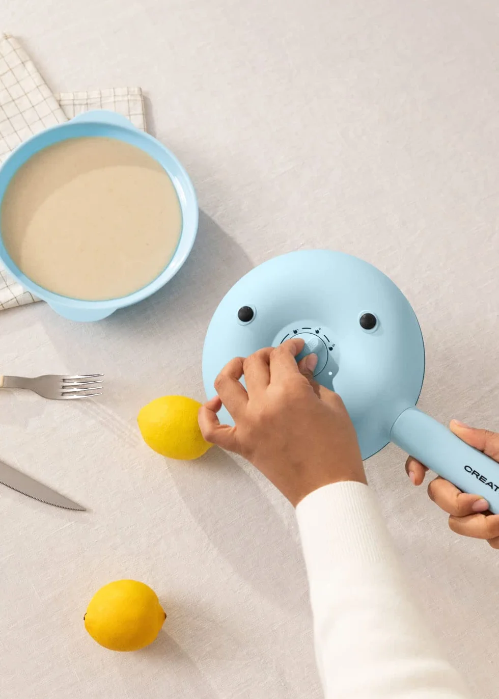 CREATE/CREPE MAKER/Máquina de crepes eléctrica Azul/Placa antiadherente Ø21cm, 600W, sin aceites, base antideslizante, diseño retro