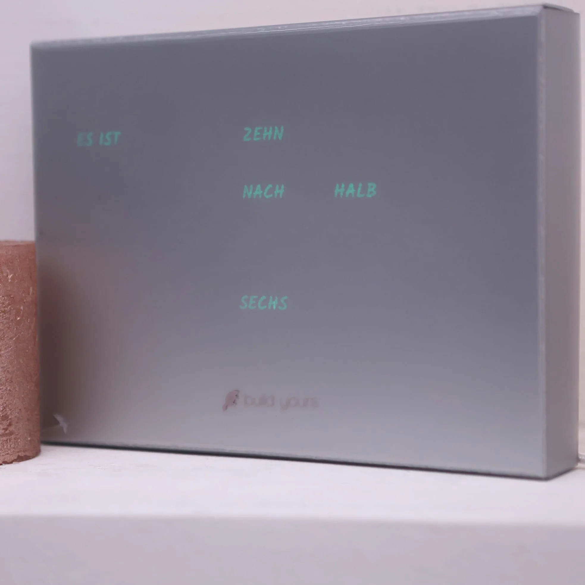 BoxClock Plain Gray - Reloj de mesa digital con pantalla LED, WiFi y soporte ajustable, reloj delgado para oficina, hogar y decoración moderna