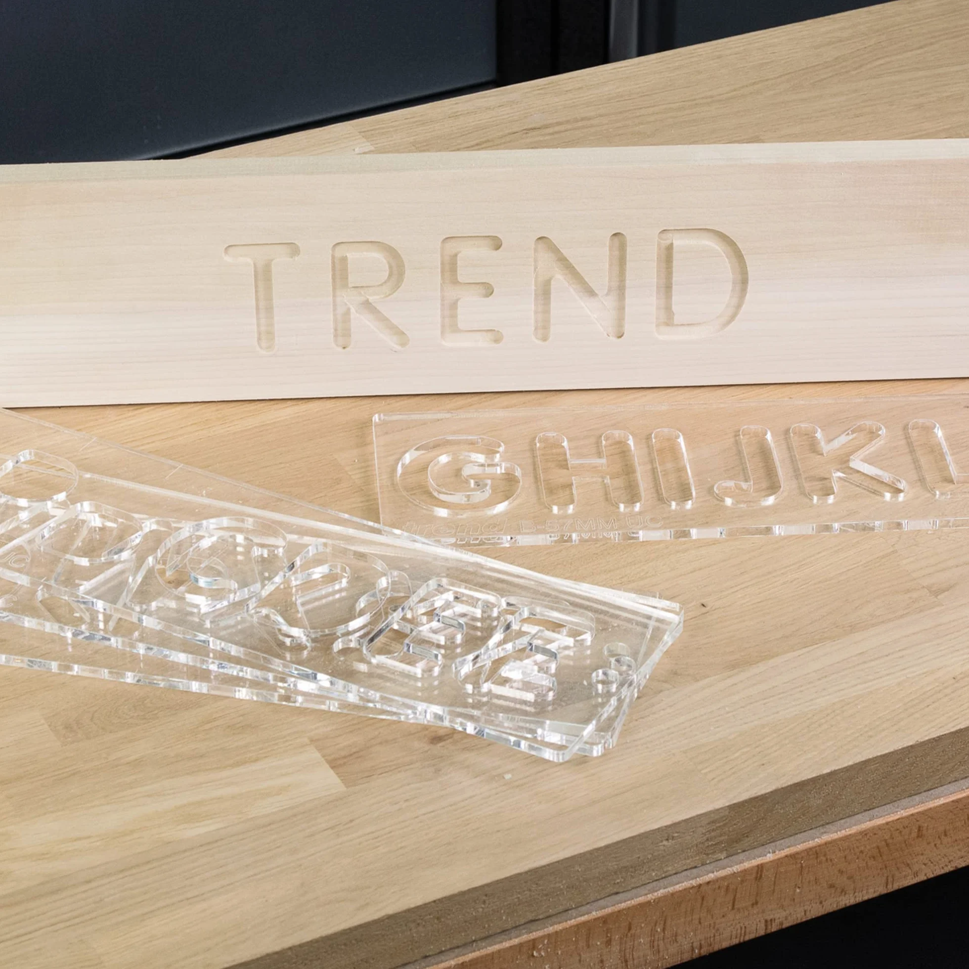 Trend Plantillas de enrutamiento letras mayúsculas Vogue para letreros | Plantillas de plástico transparente para enrutado preciso de letreros con tipografía Vogue, TEMP/LUC/57