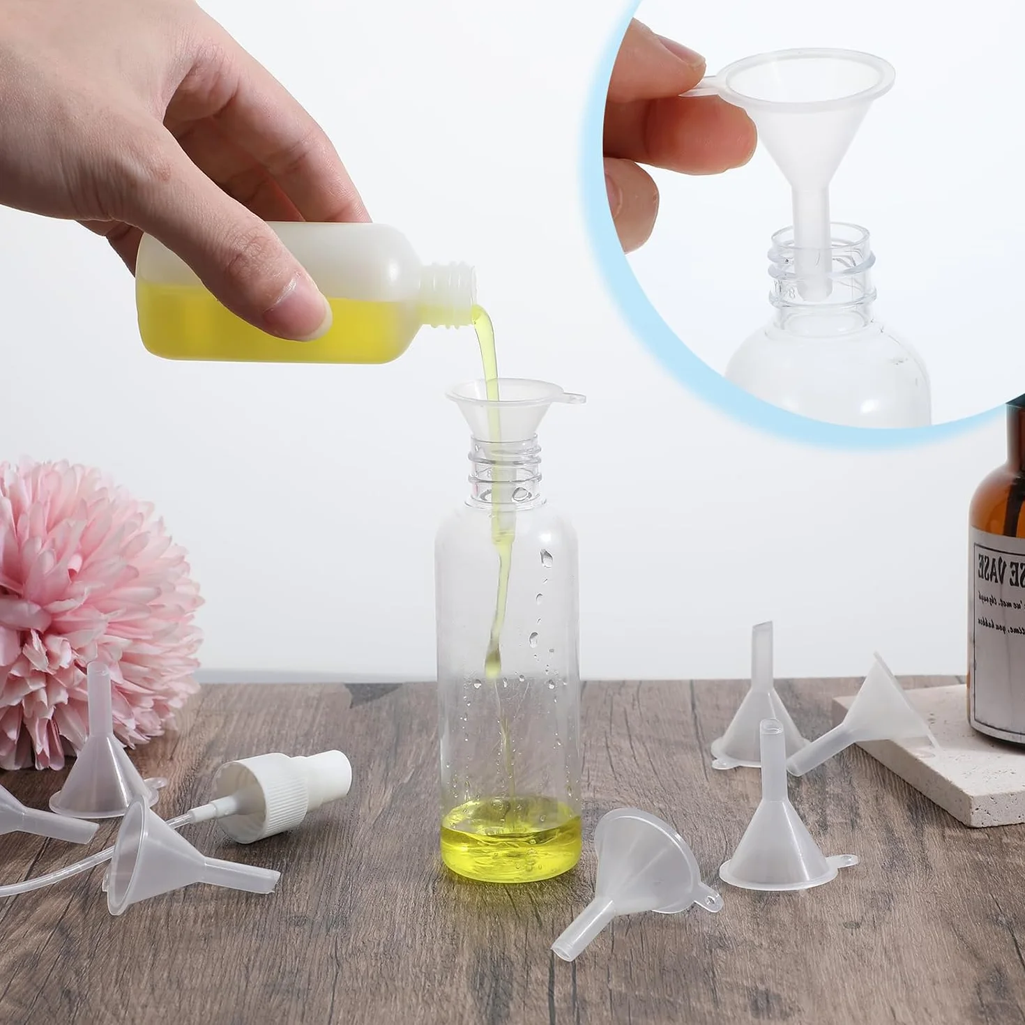 Mini Embudos,12 PCS Embudos de Plástico para Llenar Botellas o Recipientes,Minibotellas,Aceites Esenciales,Perfumes,Especias y Frascos de Laboratorio