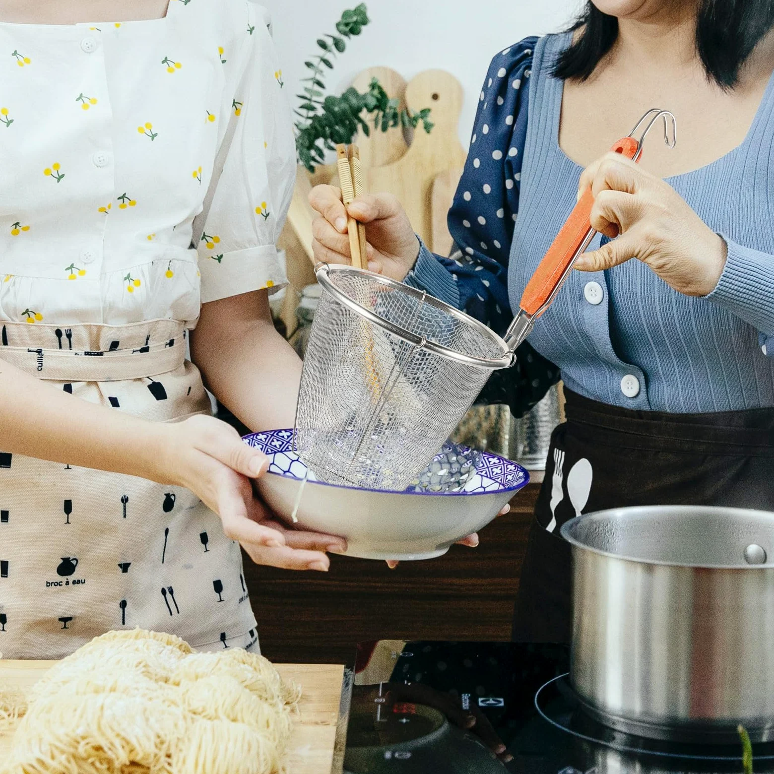 POPETPOP Colador de Acero Inoxidable con Mango de Madera para Cocina, 4 Piezas, Escurridor Ligero Drenaje Rápido Adecuado para Colar Fideos y Pasta Cocina