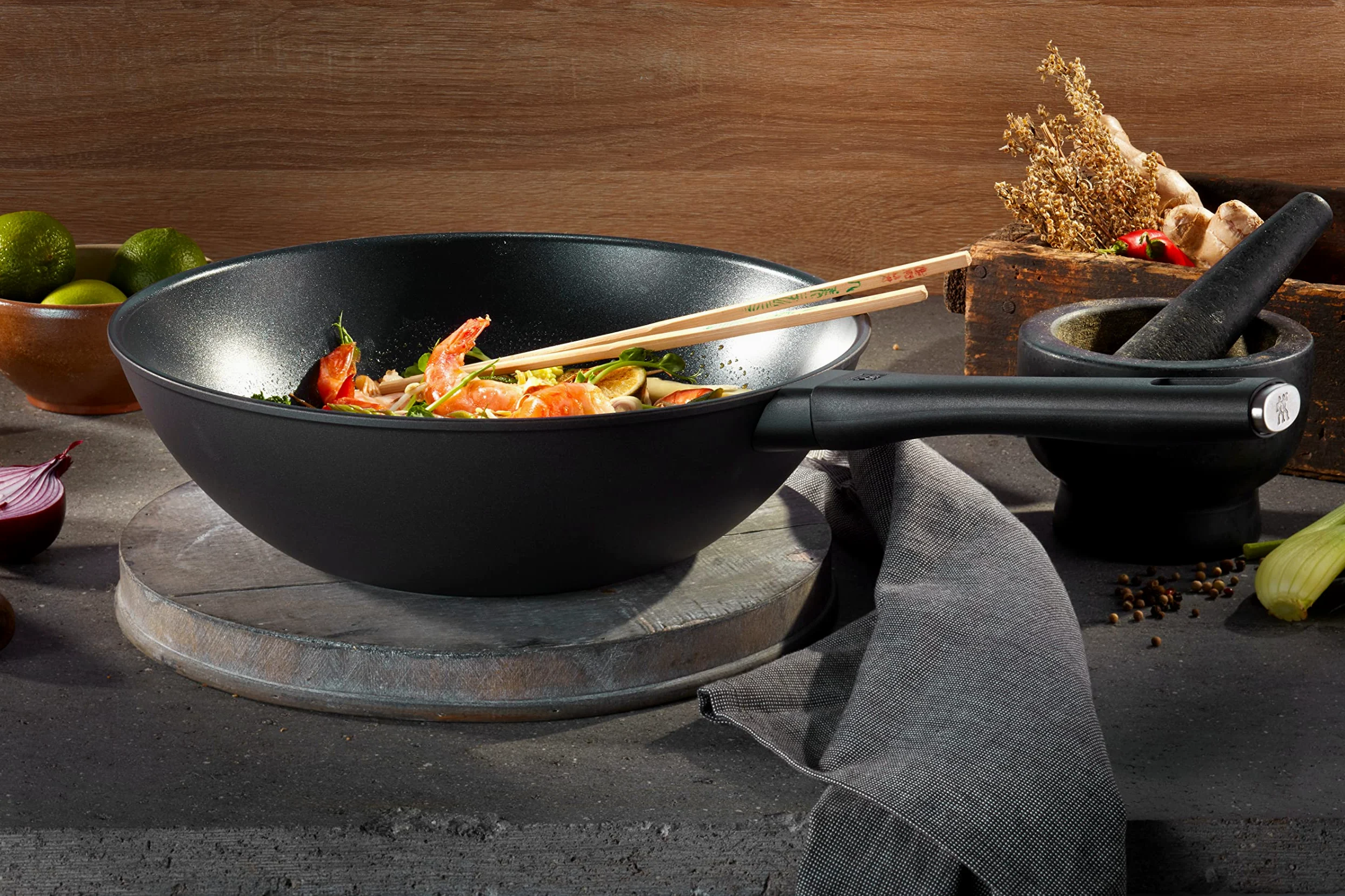 ZWILLING Wok de aluminio, 30 cm, con revestimiento antiadherente Duraslide Diamond de 4 capas con partículas de diamante, apta para inducción, color negro