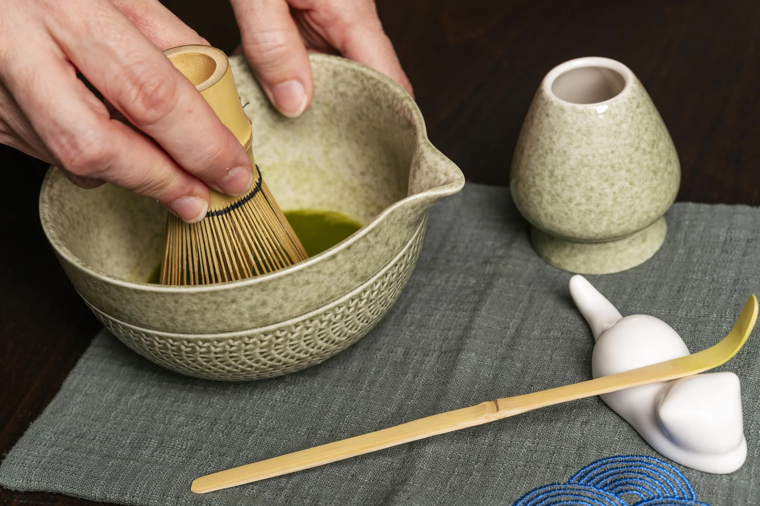 Kit Matcha Completo, Set Matcha Kit de Ceremonia de Te, Juego de Te de 7 piezas. Tazón de Cerámica y Batidor Premium de Bambu de Calidad, Ideal para Regalo. Bienestar y Harmonía.