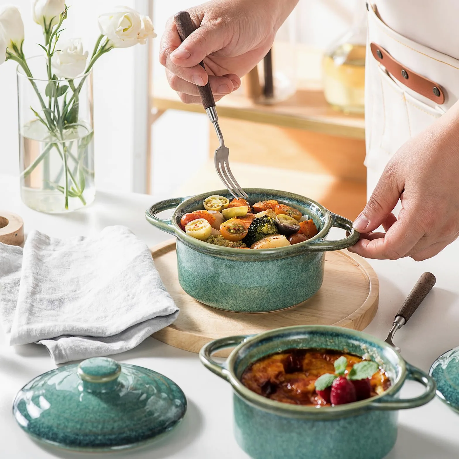 HENXFEN LEAD Cazuela de cerámica, 350 ml, mini ramequines de soufflé de cocottes con tapas y asas, juego de 4 moldes pequeños para hornear, color verde brillante