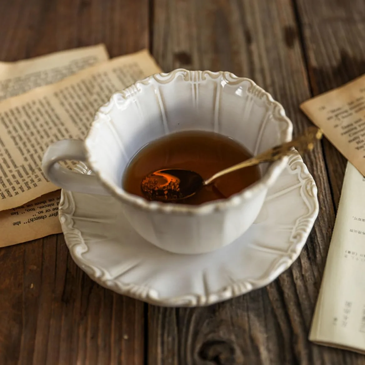DECHOUS Juego de Taza de Cerámica Estilo Elegante Vintage de 300ml Platillo Antideslizante y Fácil de Limpiar, Adecuado para Disfrutar Café o Té en Casa
