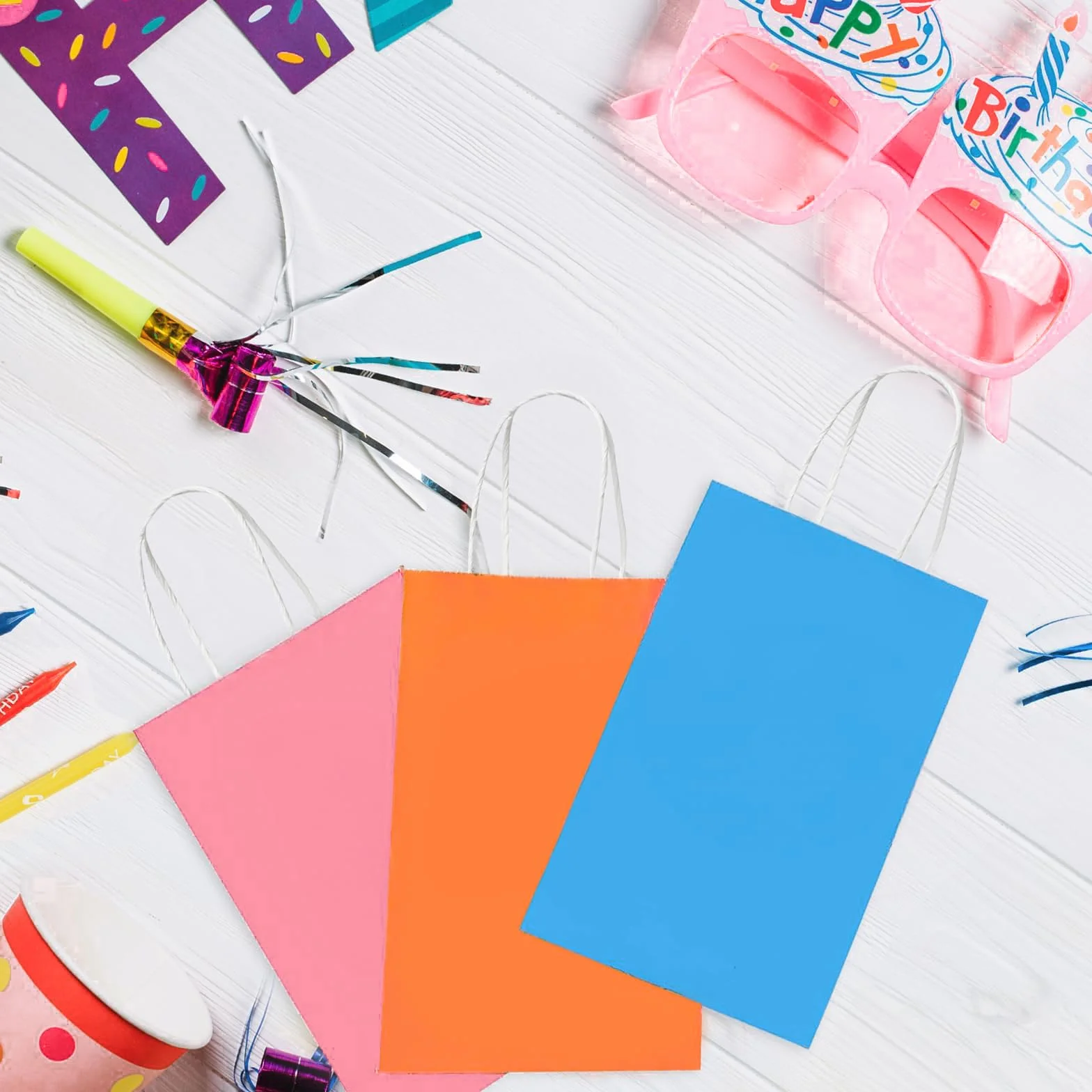 POPOYU 30 bolsas pequeñas de papel para fiestas con asas, 15 x 8 x 21 cm, bolsas de regalo de papel blanco para fiestas de adultos, cumpleaños, bodas, Navidad, Halloween, baby showers, despedidas de