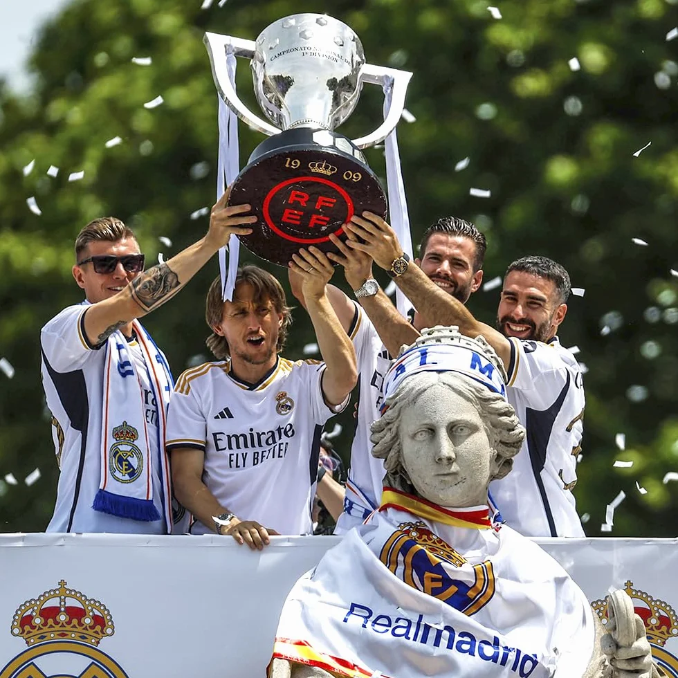 Bandera Gorro Bufanda Oficiales de Fútbol Equipación Oficial Regalo Equipo RMadrid