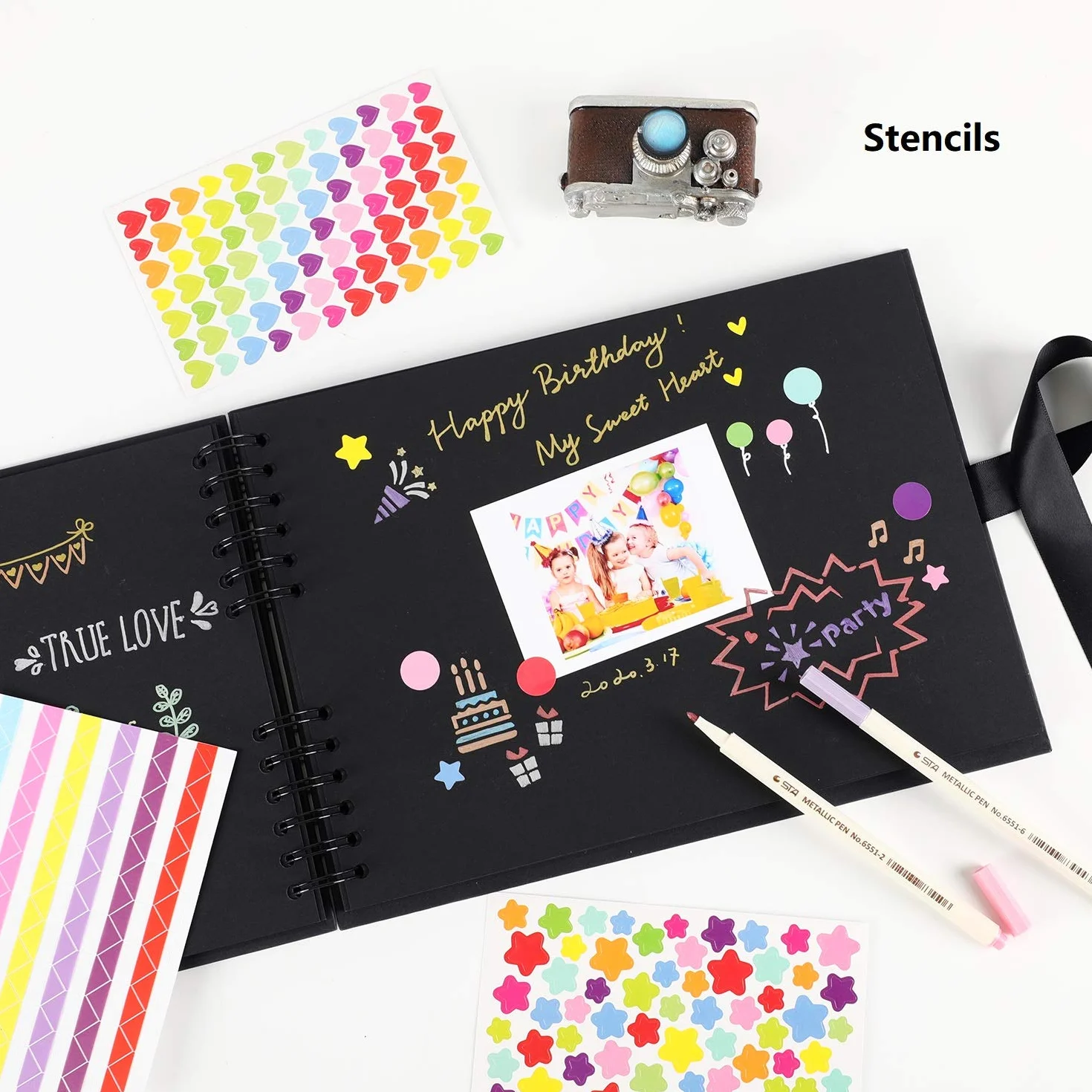 Album de Fotos para Pegar y Escribir Scrapbook, 80 Páginas Negras, DIY Scrapbooking Set con 10 rotuladores 5pcs Plantillas 6pcs Pegatinas y 2pcs Photo Corners, Original Regalos