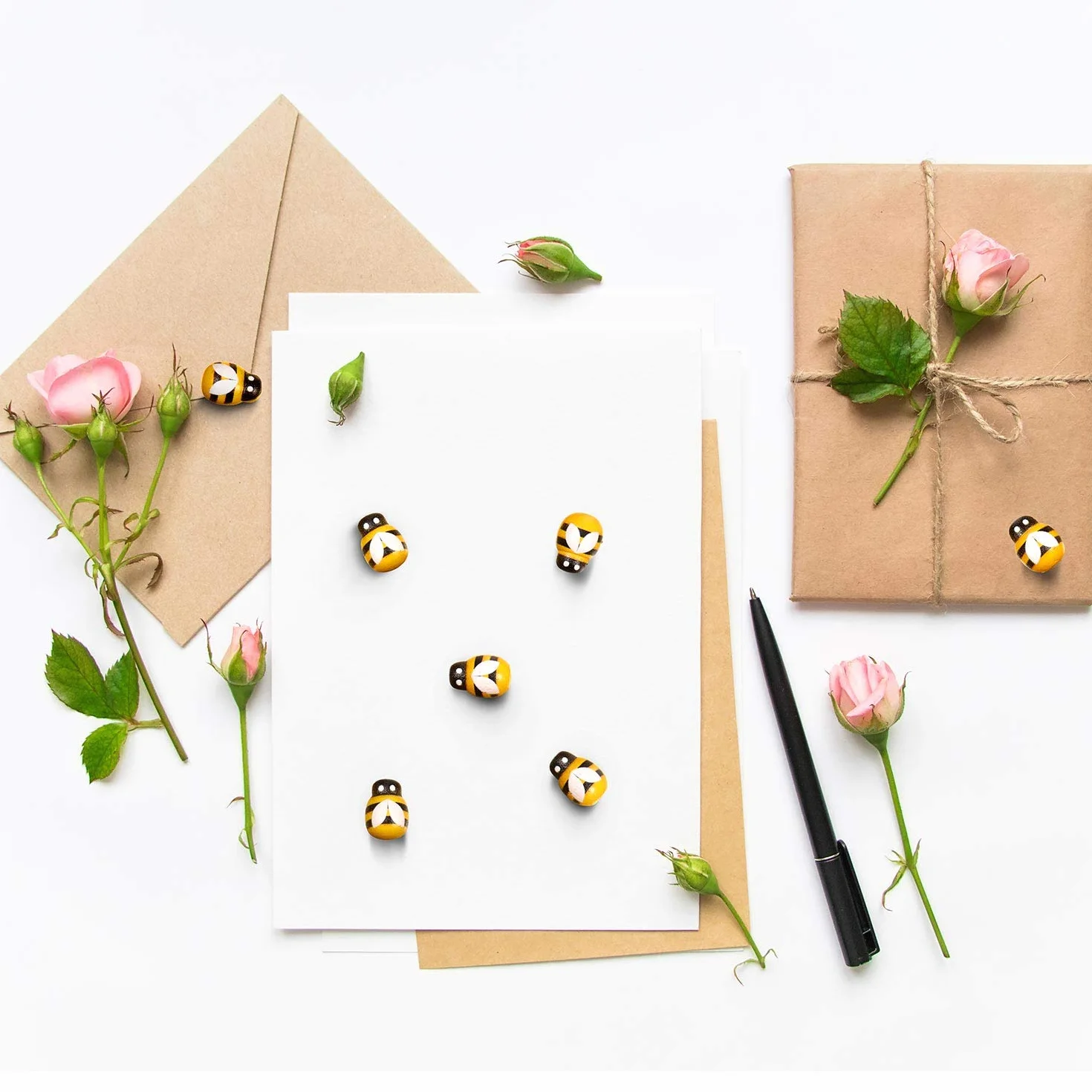 300 Paquetes Adornos Madera de Abeja Abeja Pintada Pequeña Abejorros de Madera Autoadhesivos de Espalda Plana para Decoración de Scrapbooking de Arte de DIY