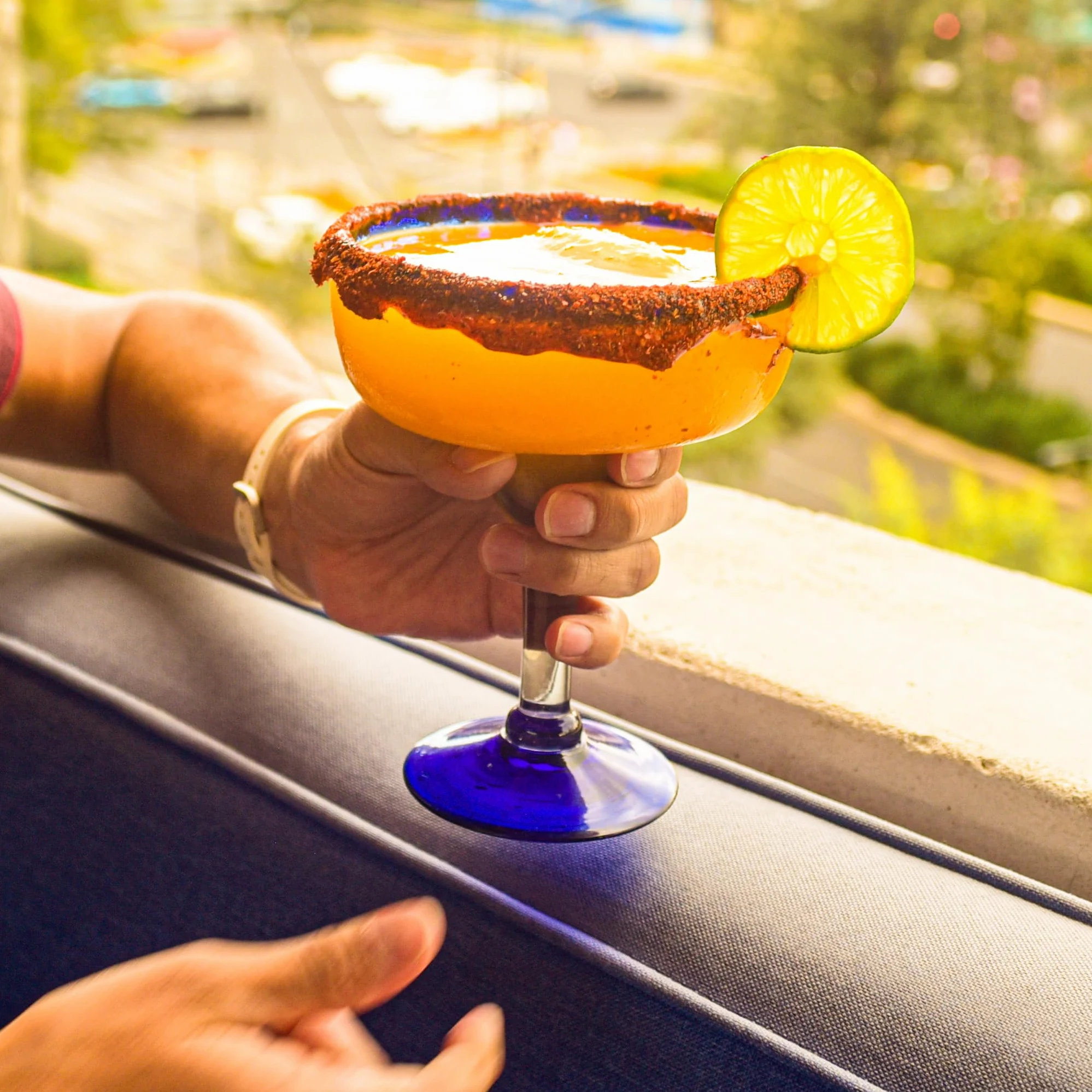 Vasos grandes de margarita mexicana soplados a mano, auténtico cristal hecho a mano de México, borde azul cobalto, juego de fiesta, perfecto para margaritas, piña coladas, cócteles congelados u otras
