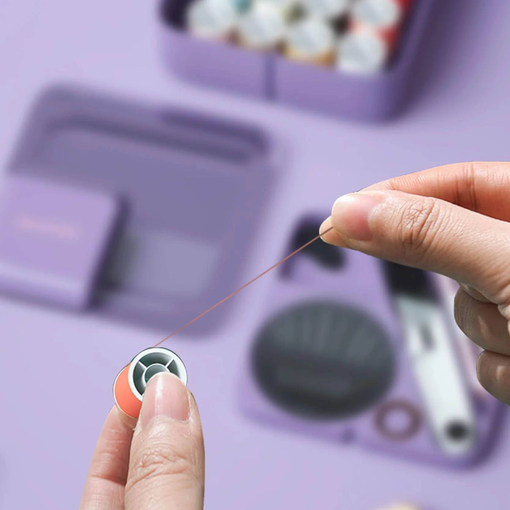 Kit de costura, kit de aguja e hilo con suministros de costura de viaje y accesorios para adultos, niños, principiantes con tijeras, dedal de agujas de coser, hilo, cinta métrica, etc. (morado)