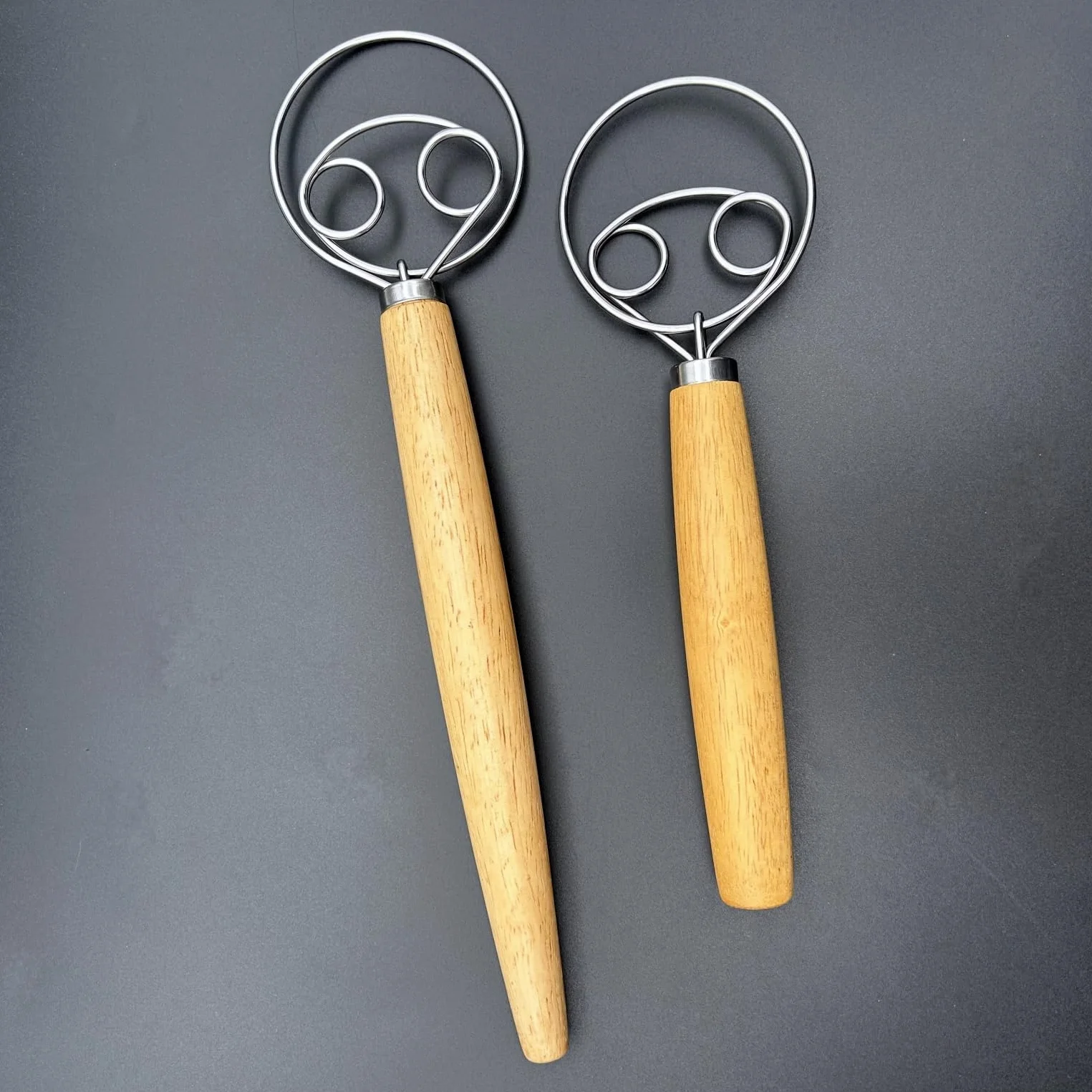 JZK Batidor de Masa Danés de 33 cm y 25.5 cm, 2 piezas con mango largo de madera, batidor para pan, galletas y pasteles, herramienta manual para amasar y hornear