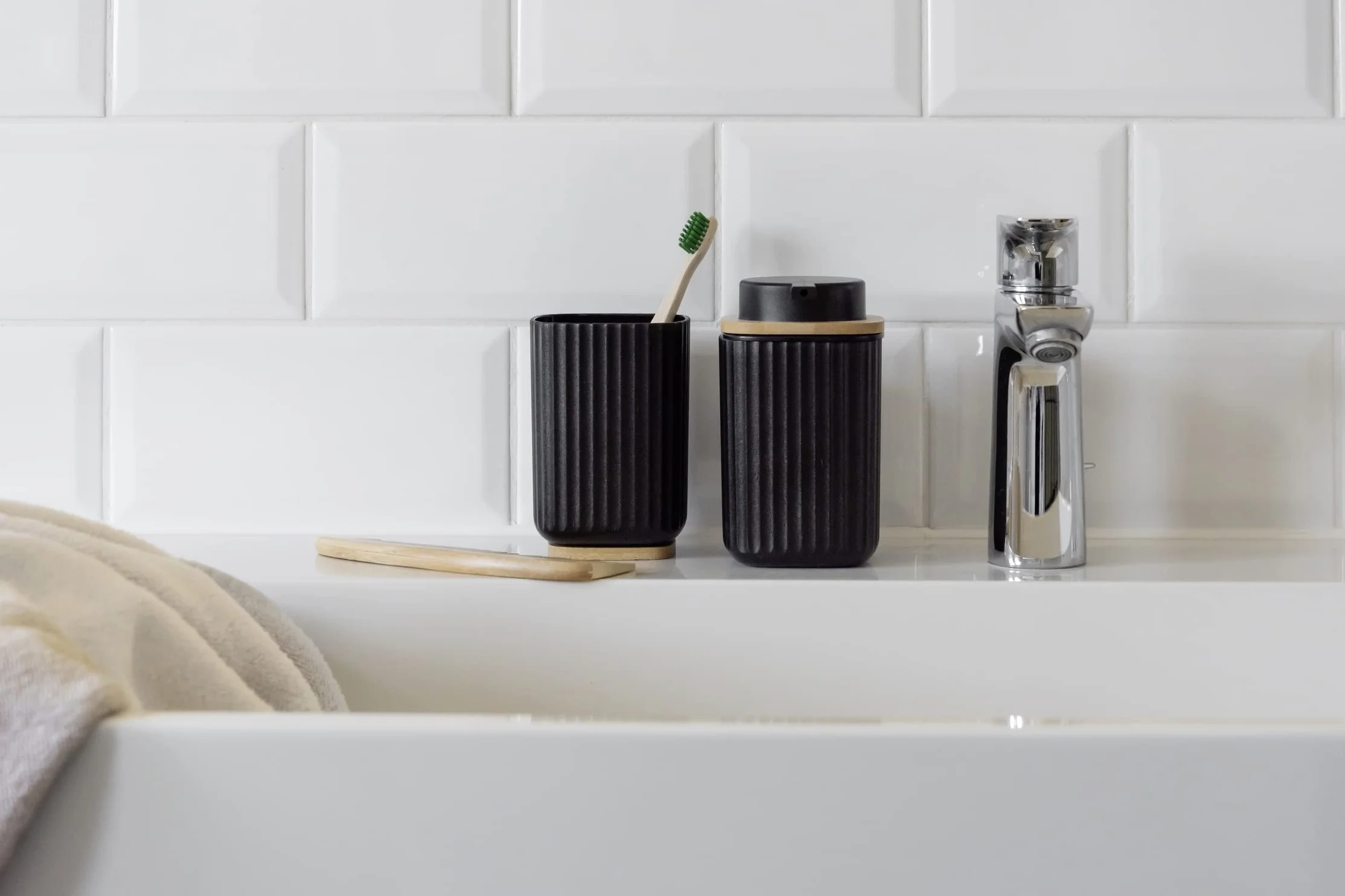 WENKO Vaso para cepillo de dientes Rotello, de plástico, para cepillos de dientes, y base de bambú, para guardar utensilios, con estructura acanalada de fácil sujeción, Ø 8,6 x 11,1 cm, negro/natural