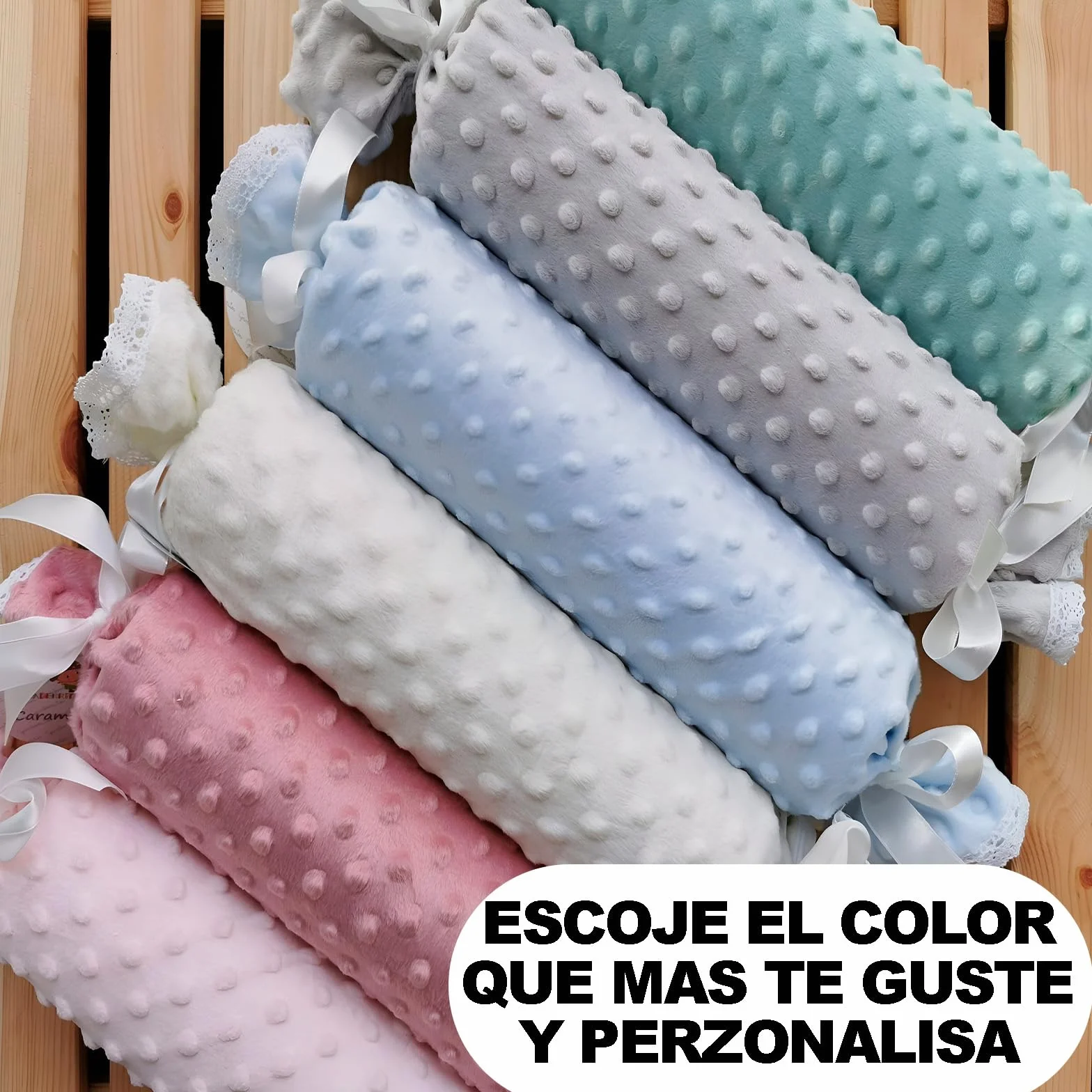 Cojín en Forma de Caramelo para Bebé – Textura Extra Suave de Burbujas, Personalizado con el Nombre del Bebé Bordado y Puntilla de Encaje, Desenfundable.Multicolor para escojer. Color Rosa