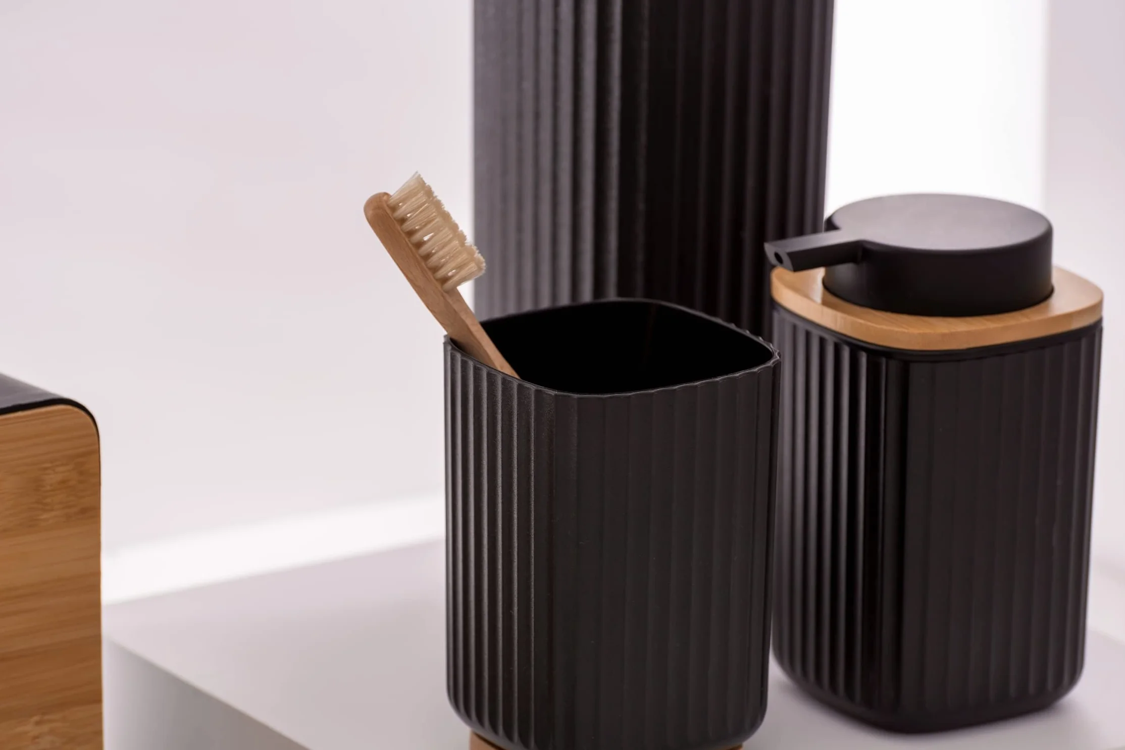 WENKO Vaso para cepillo de dientes Rotello, de plástico, para cepillos de dientes, y base de bambú, para guardar utensilios, con estructura acanalada de fácil sujeción, Ø 8,6 x 11,1 cm, negro/natural