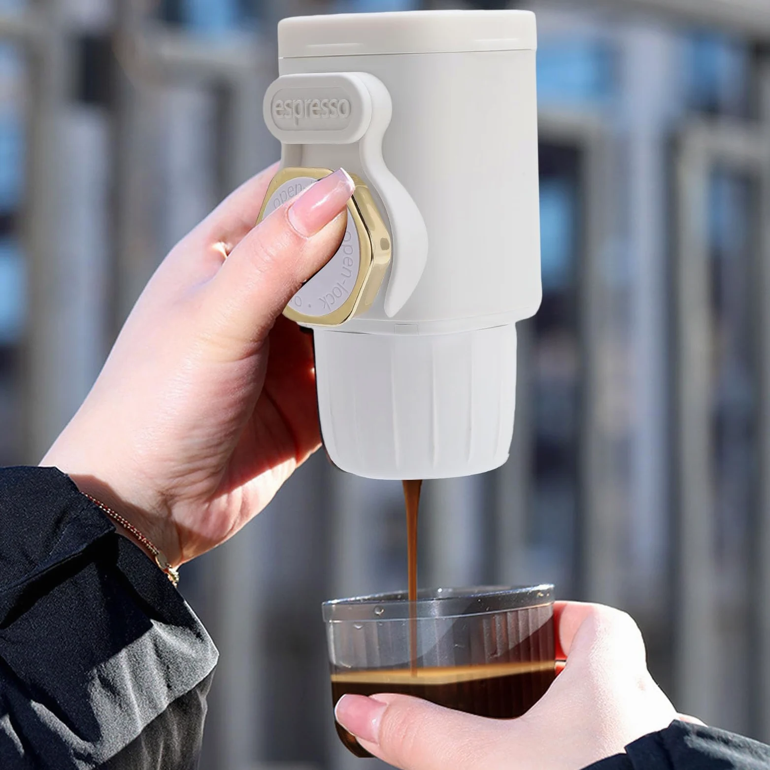 Cafetera portátil de mano, compacta y ligera, funciona manualmente para viajes, camping y senderismo (blanco)