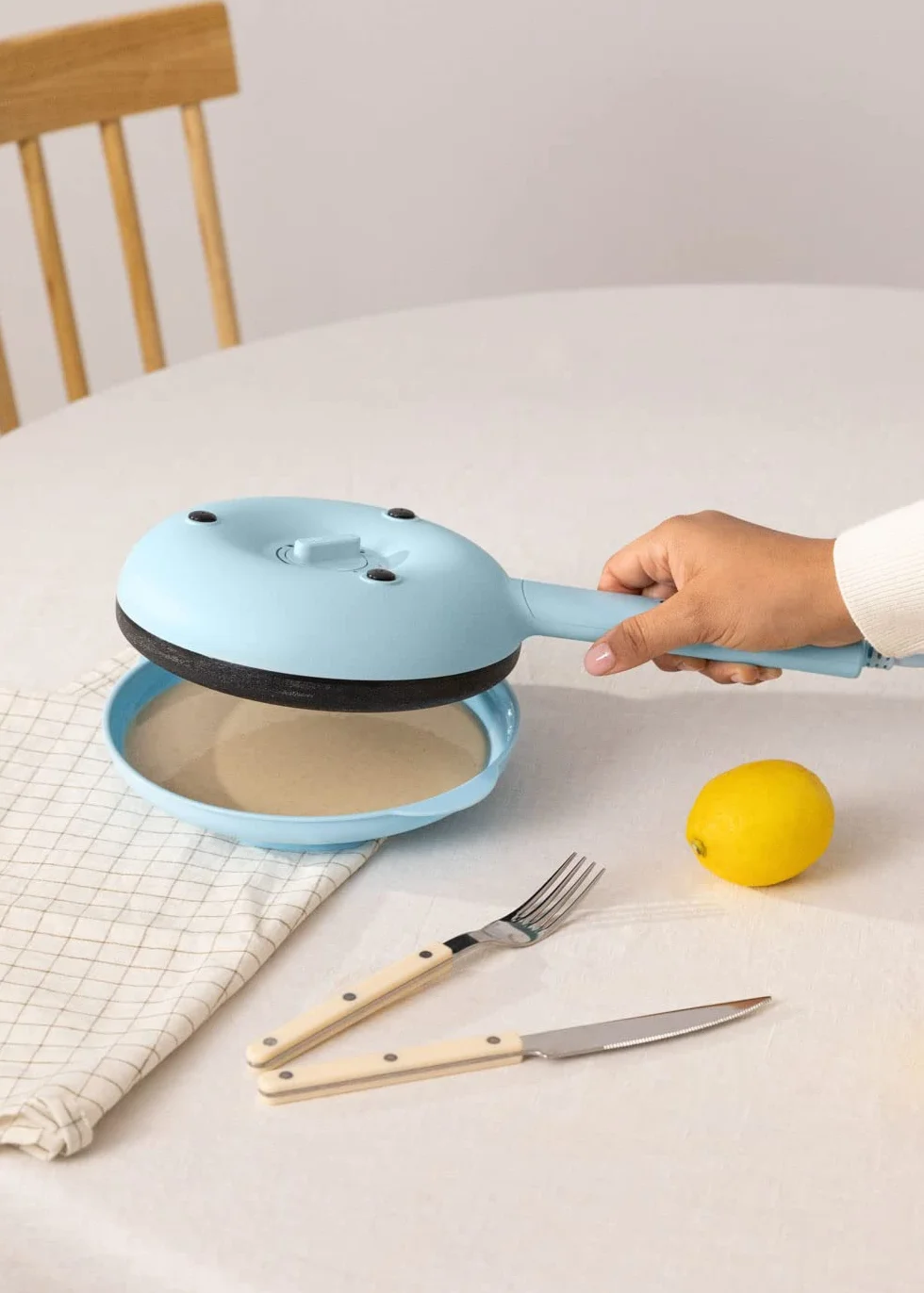 CREATE/CREPE MAKER/Máquina de crepes eléctrica Azul/Placa antiadherente Ø21cm, 600W, sin aceites, base antideslizante, diseño retro